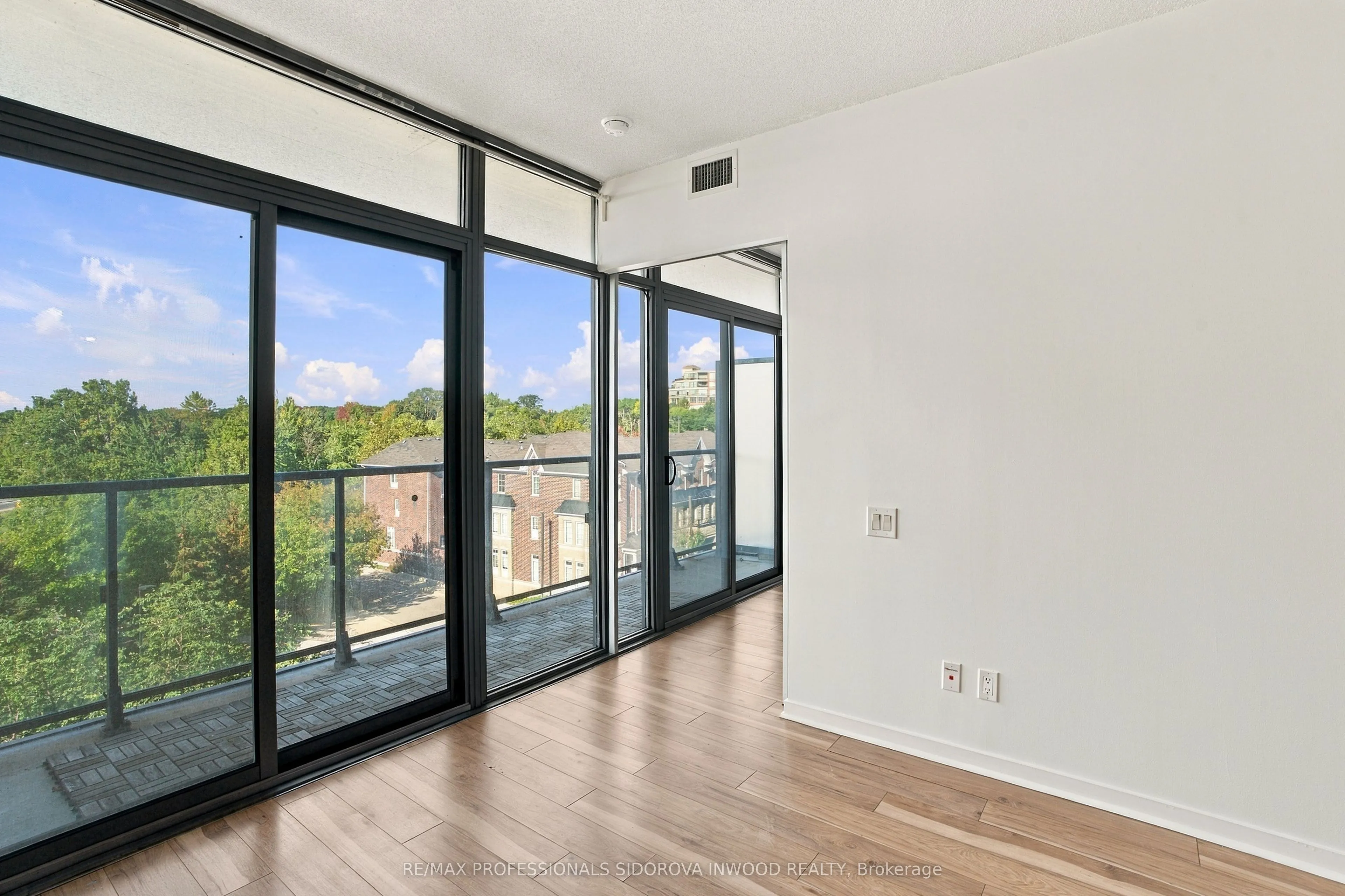 105 The Queensway Avenue #404