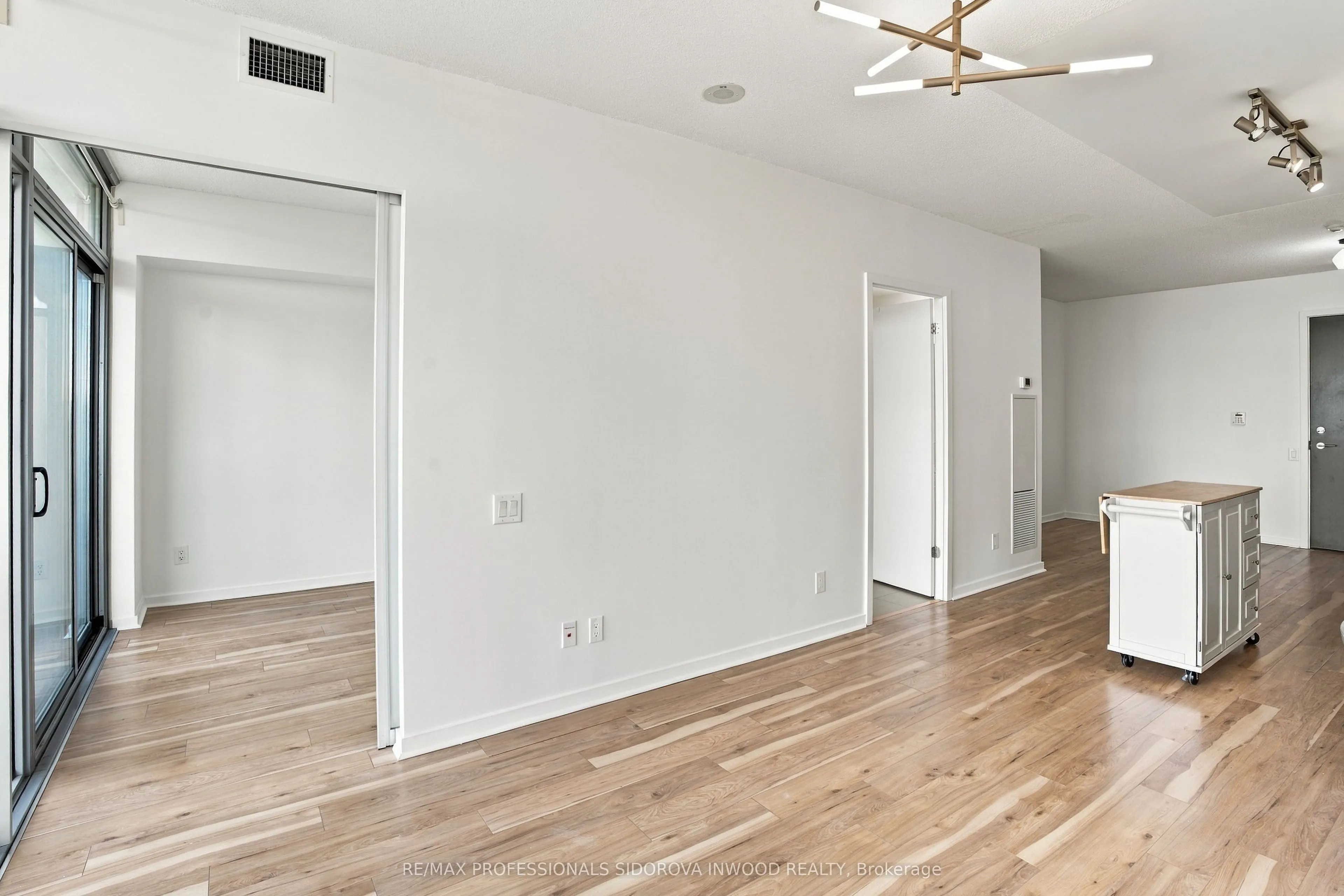 105 The Queensway Avenue #404