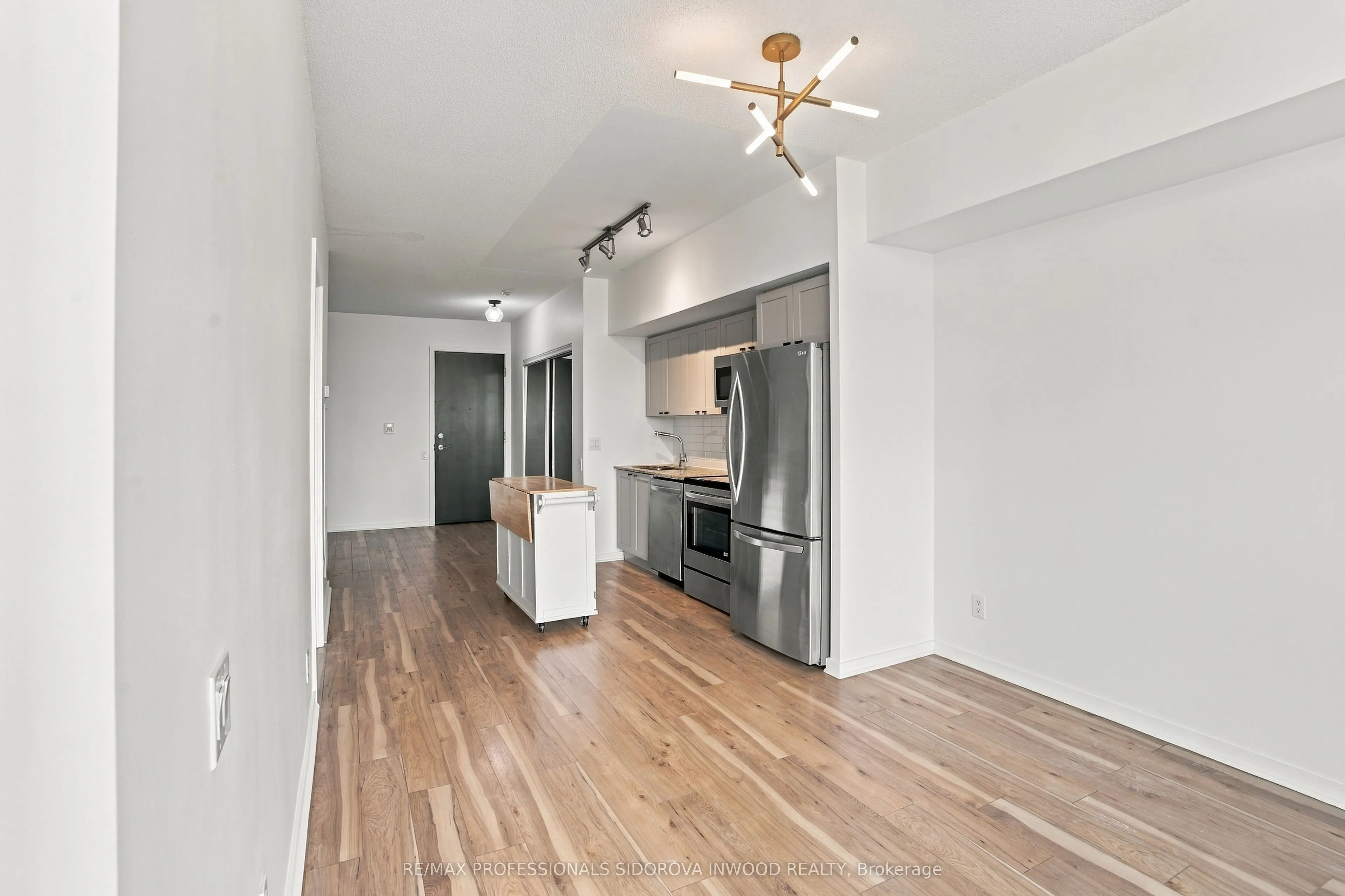 105 The Queensway Avenue #404