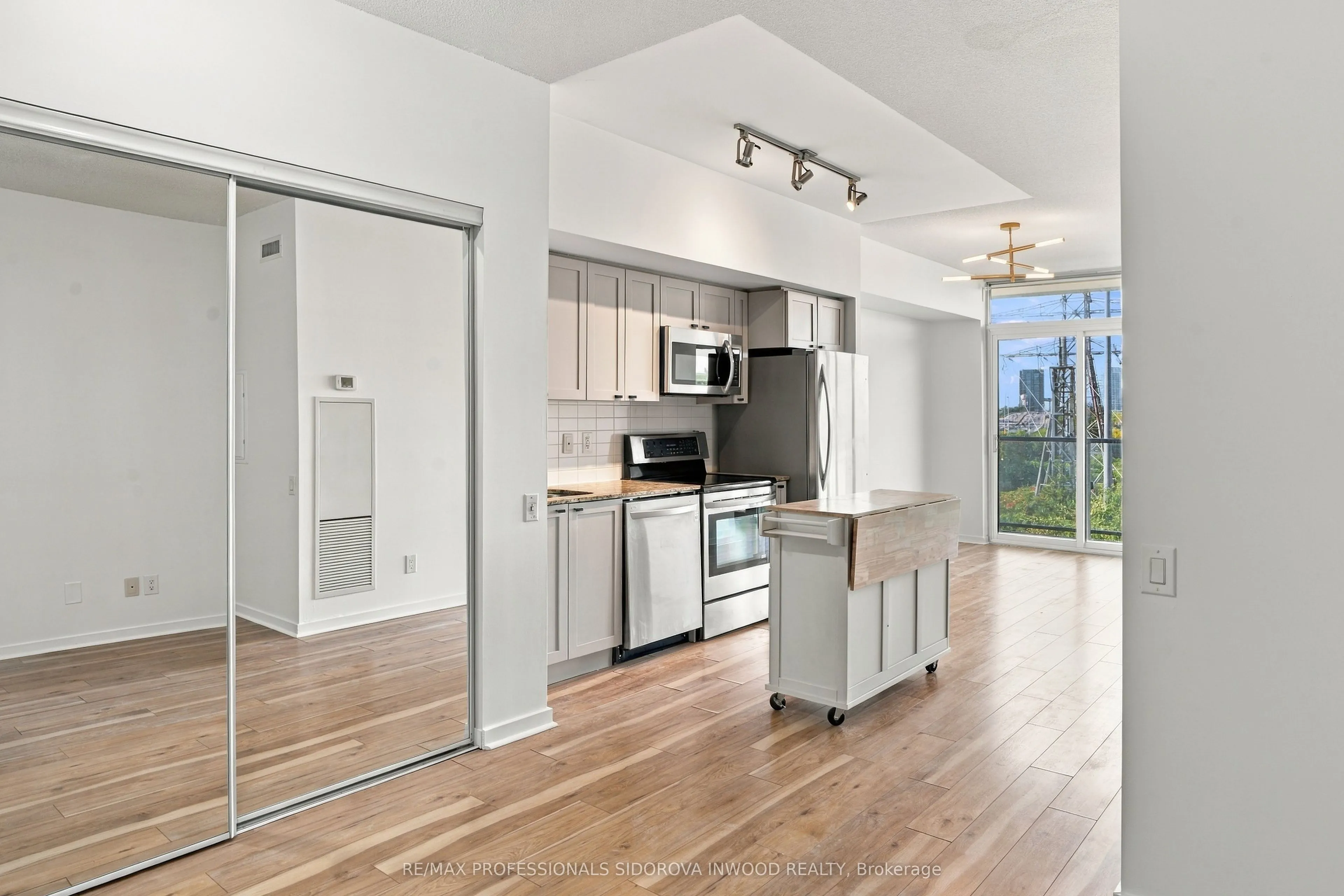 105 The Queensway Avenue #404