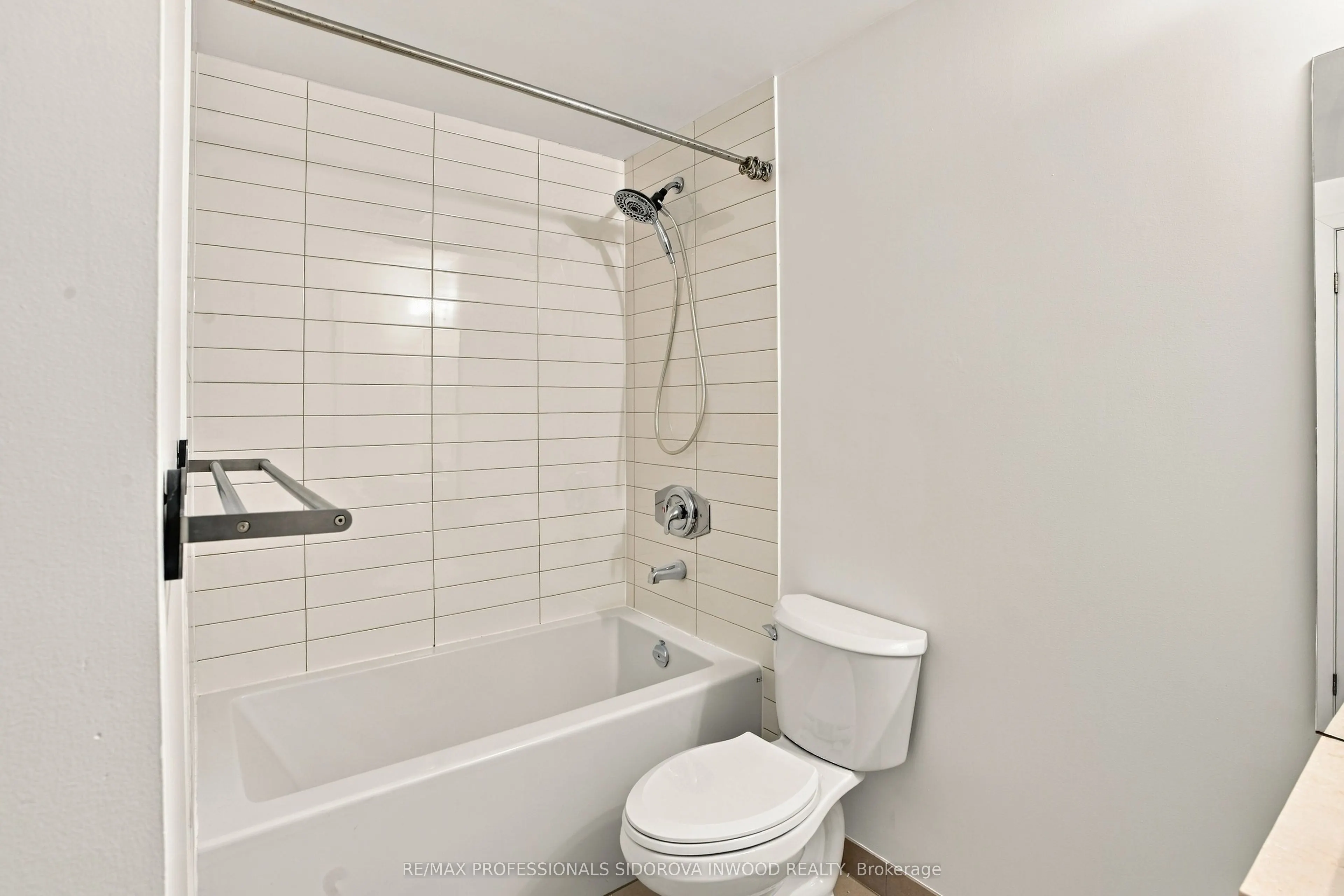 105 The Queensway Avenue #404