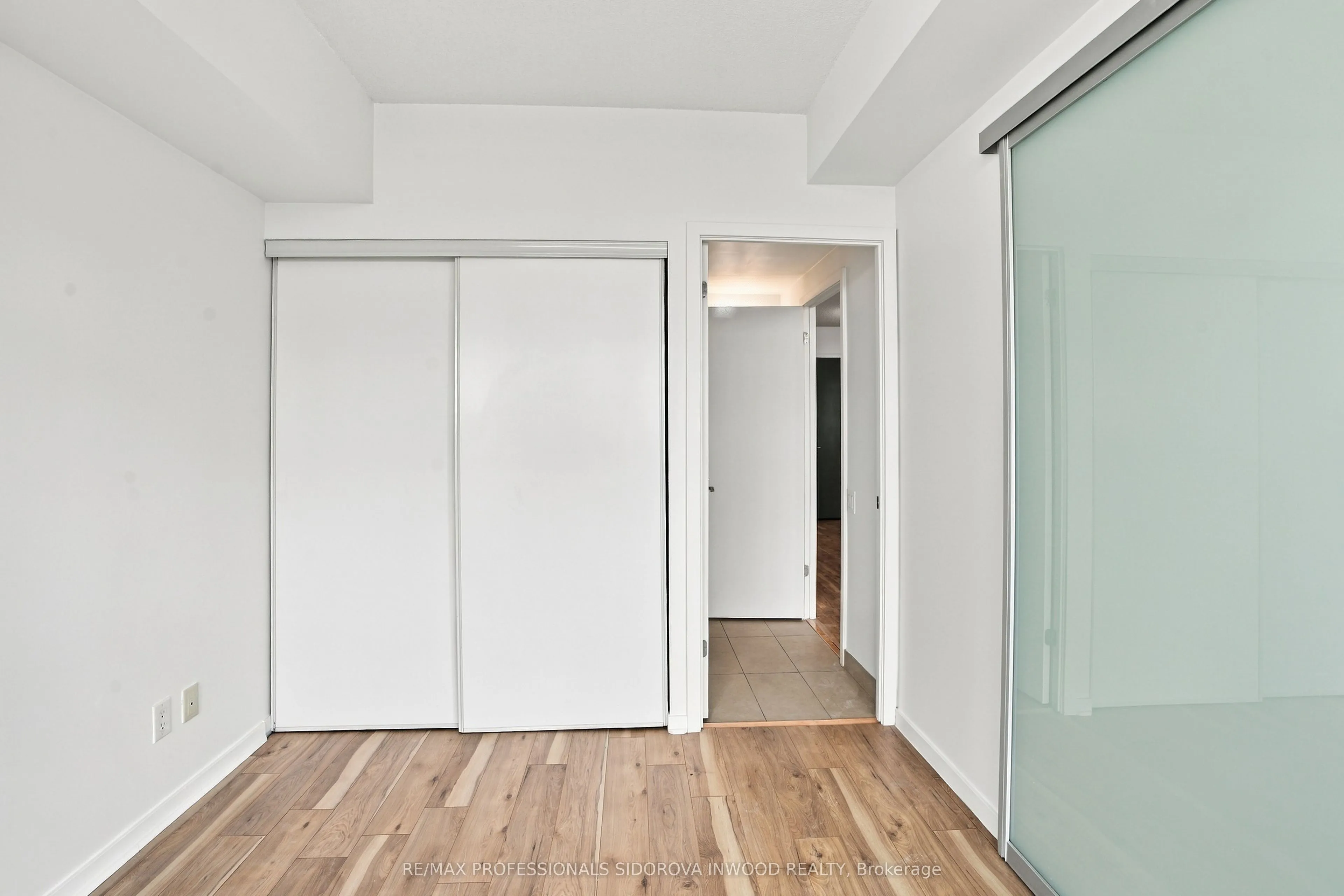 105 The Queensway Avenue #404