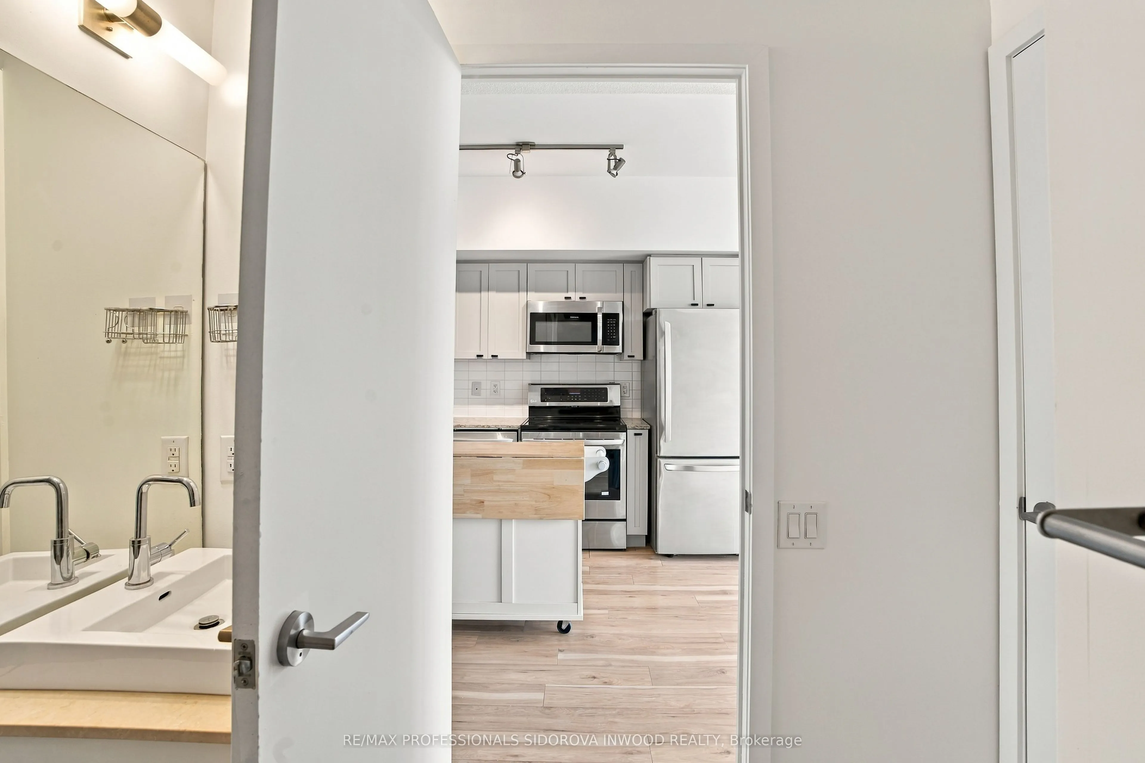 105 The Queensway Avenue #404