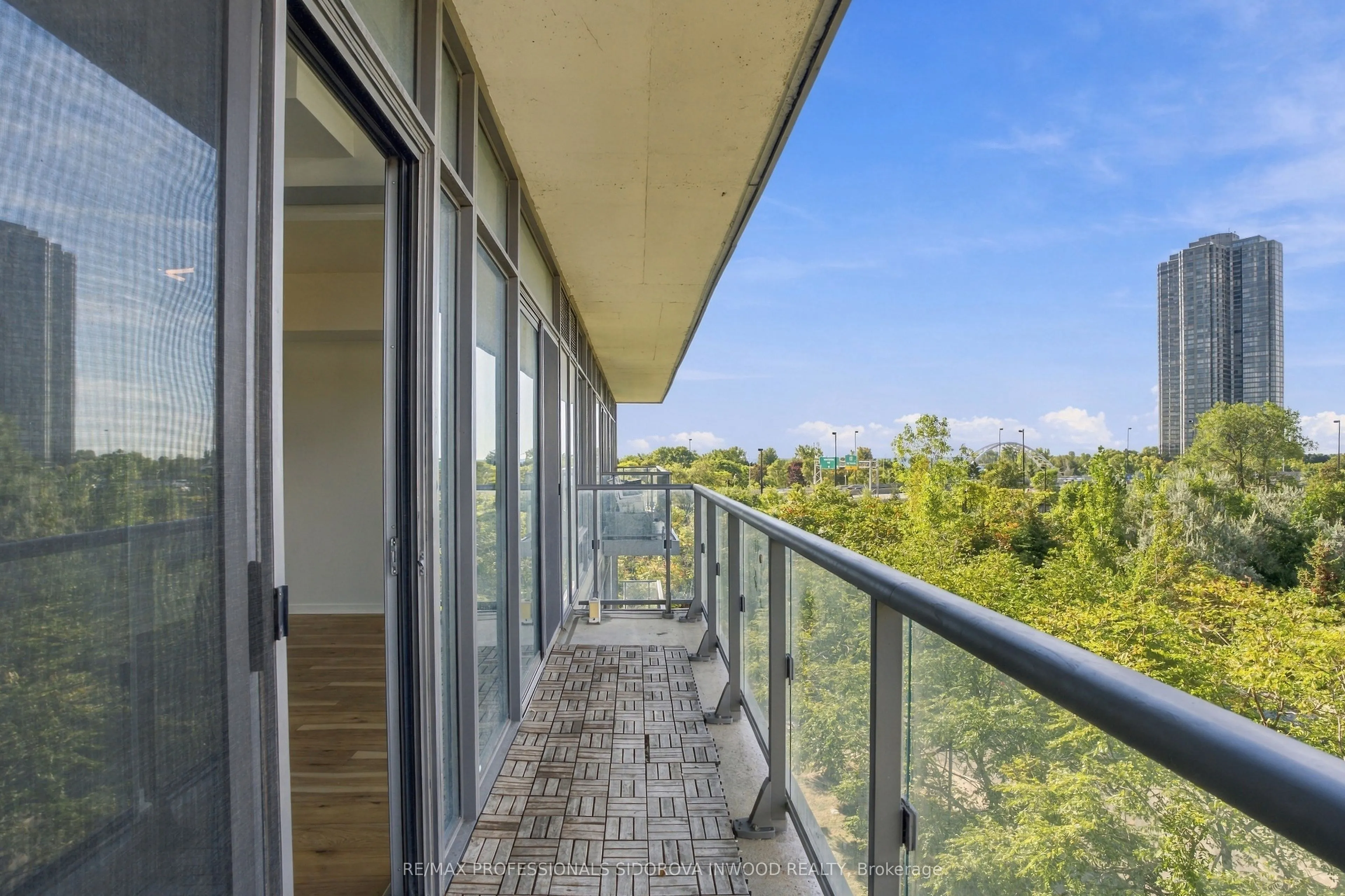 105 The Queensway Avenue #404