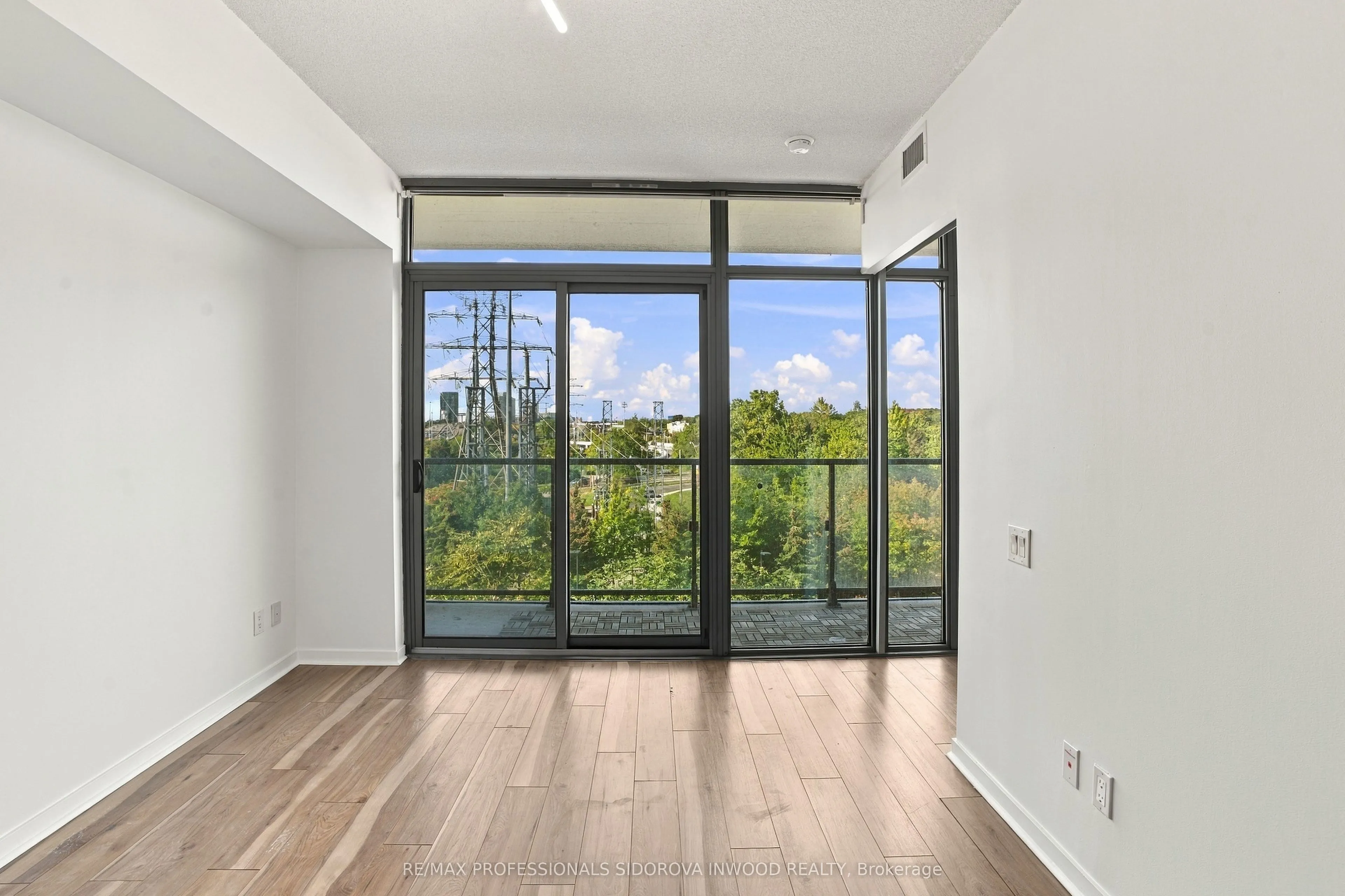 105 The Queensway Avenue #404