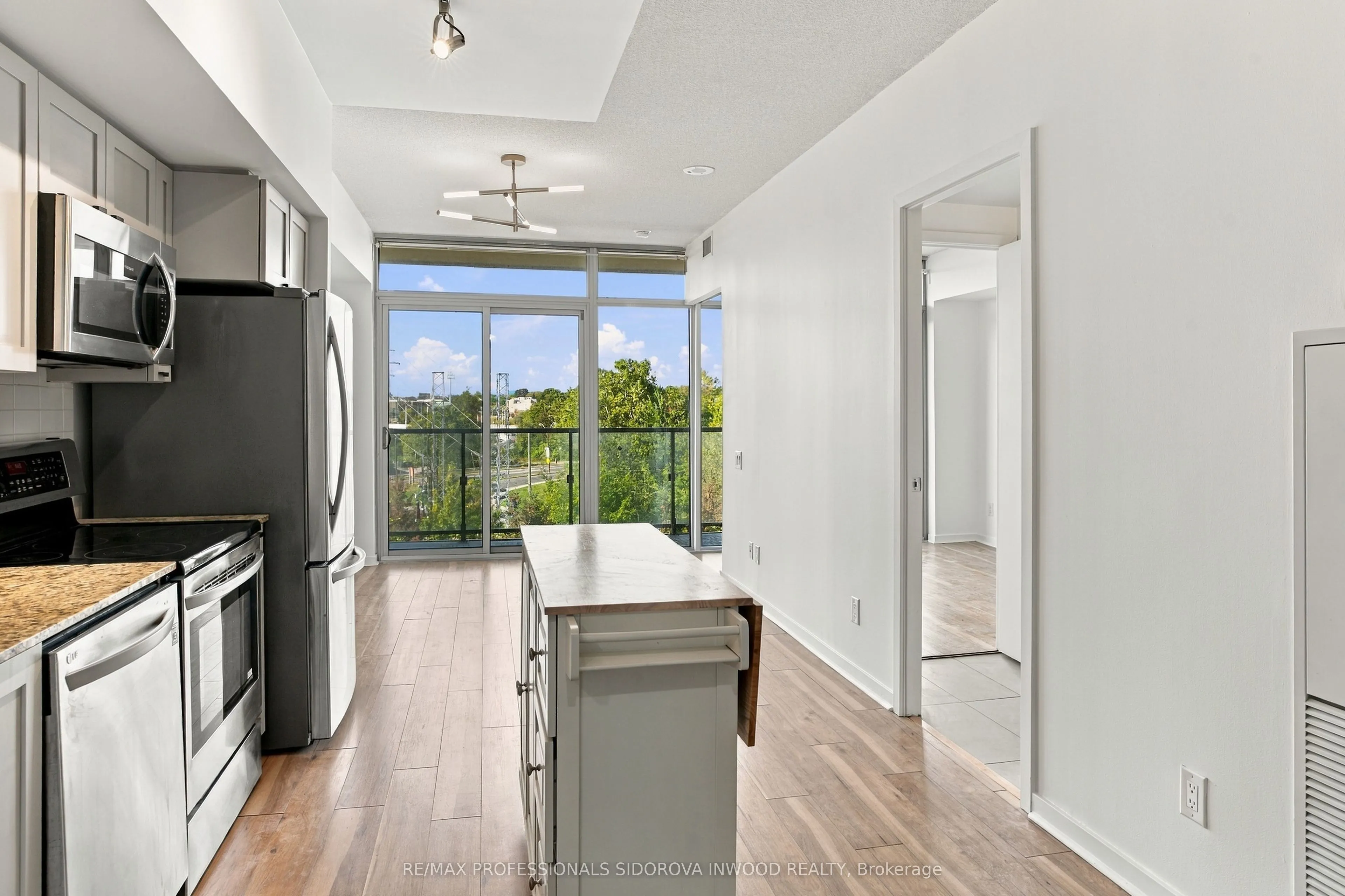 105 The Queensway Avenue #404