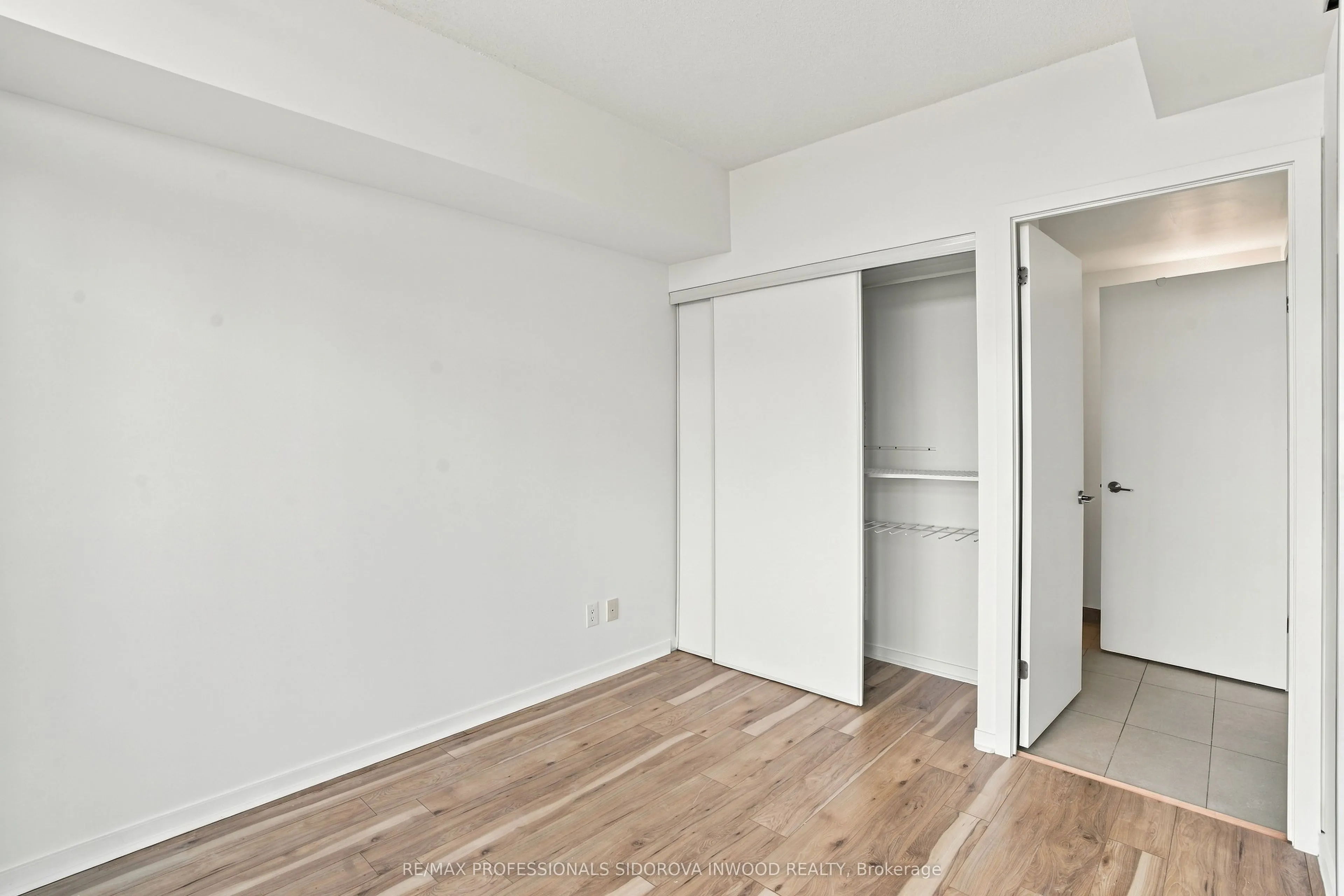 105 The Queensway Avenue #404