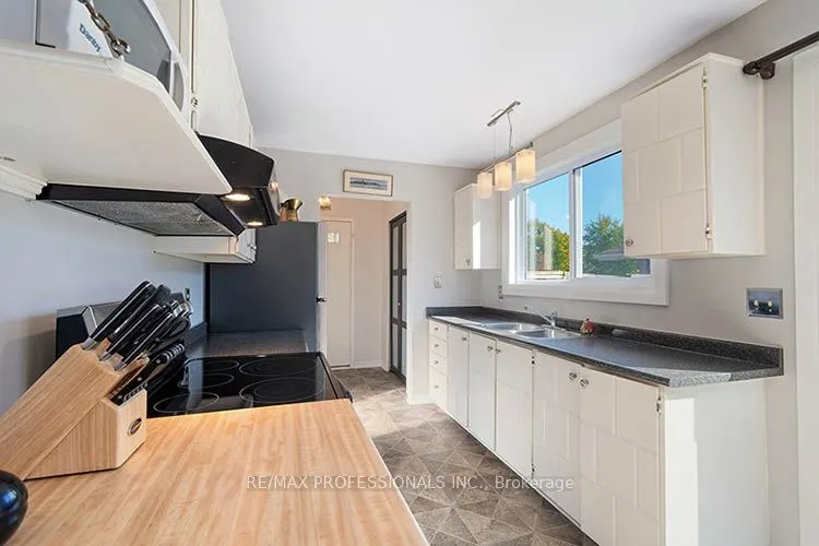 3284 Hornbeam Crescent