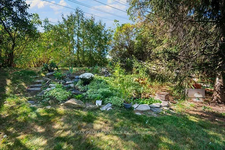 3284 Hornbeam Crescent