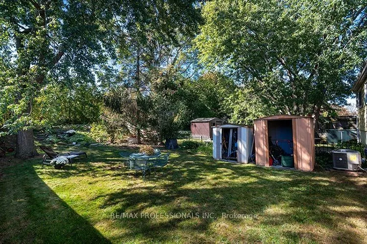 3284 Hornbeam Crescent