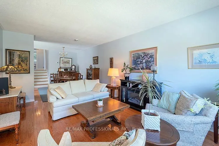 3284 Hornbeam Crescent