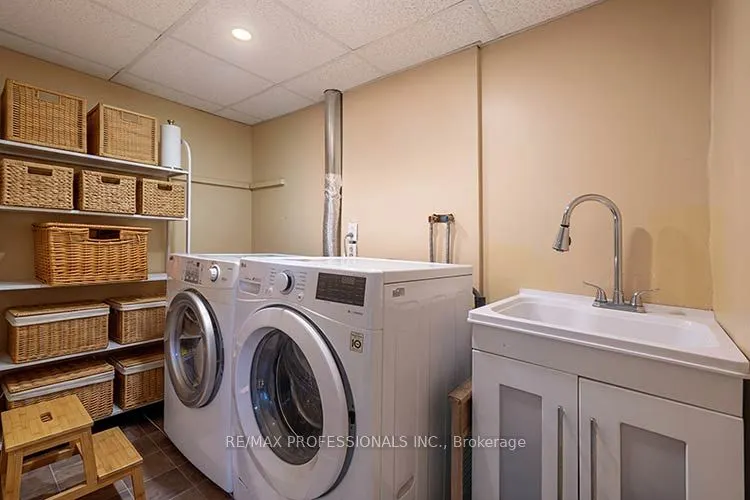 3284 Hornbeam Crescent