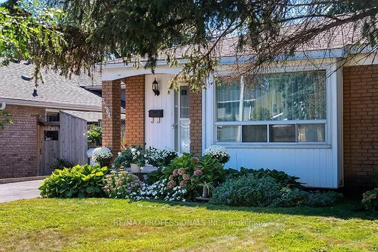 3284 Hornbeam Crescent