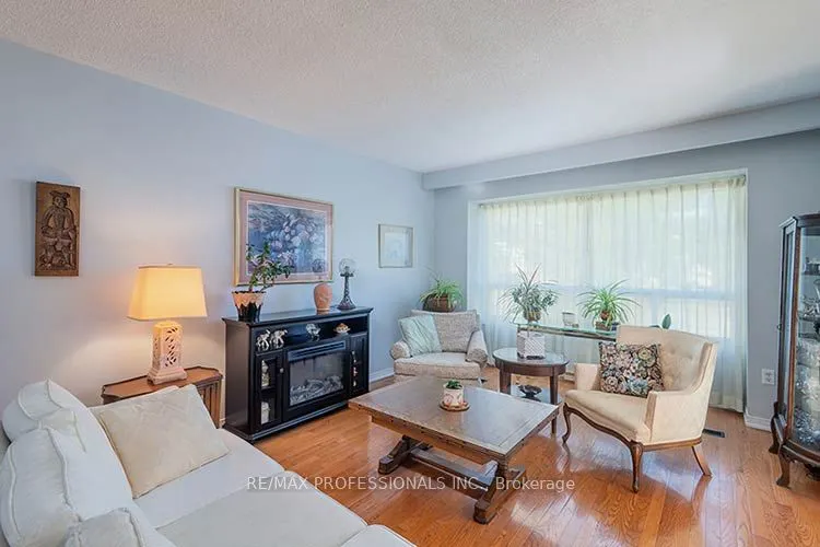 3284 Hornbeam Crescent