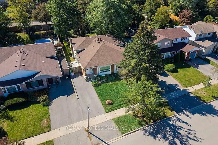 3284 Hornbeam Crescent