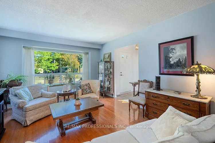 3284 Hornbeam Crescent