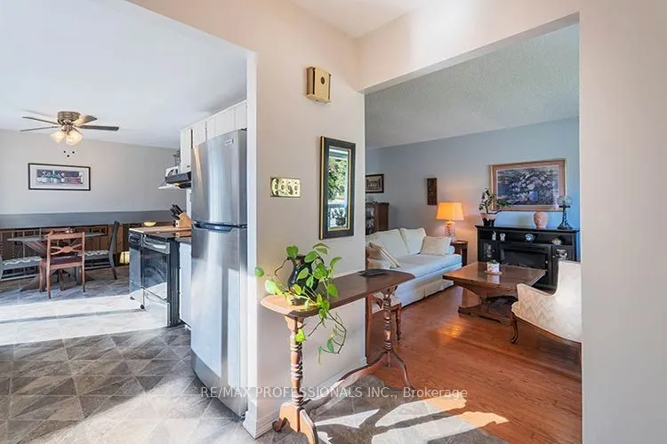 3284 Hornbeam Crescent