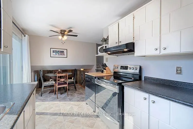 3284 Hornbeam Crescent