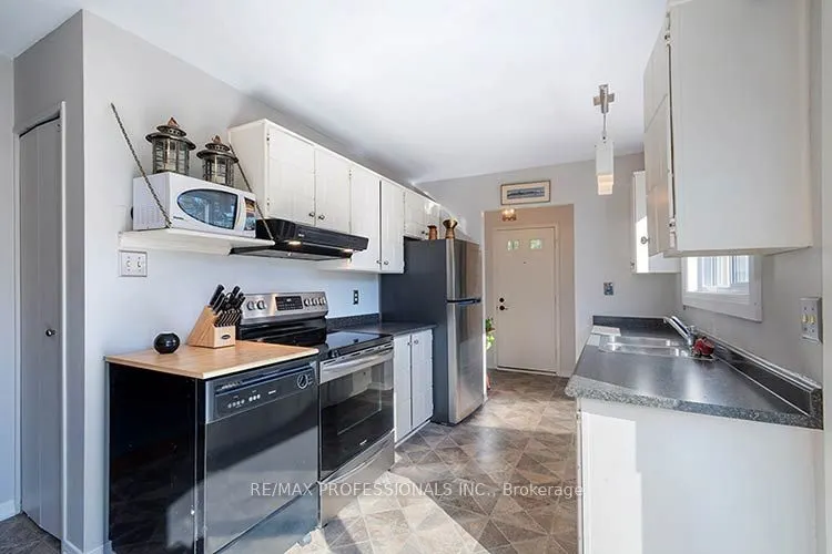 3284 Hornbeam Crescent