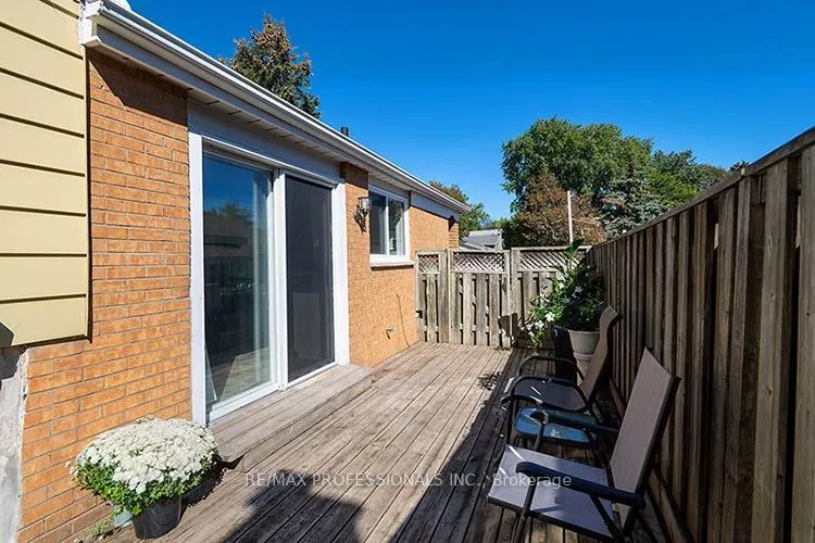 3284 Hornbeam Crescent