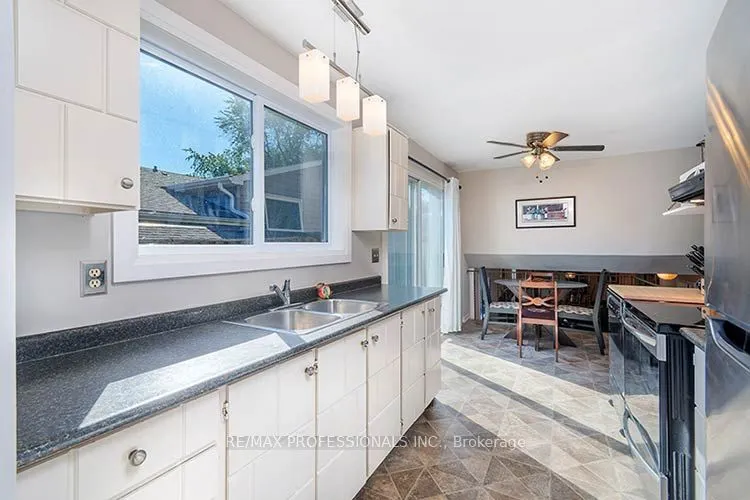 3284 Hornbeam Crescent