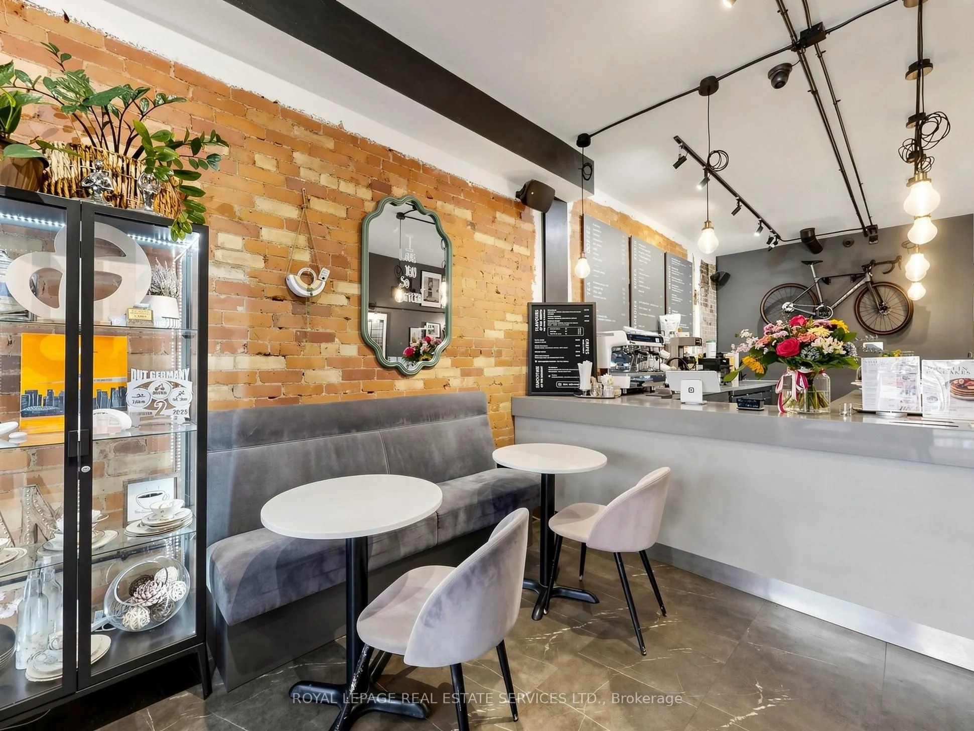 2233 Dundas Street W
