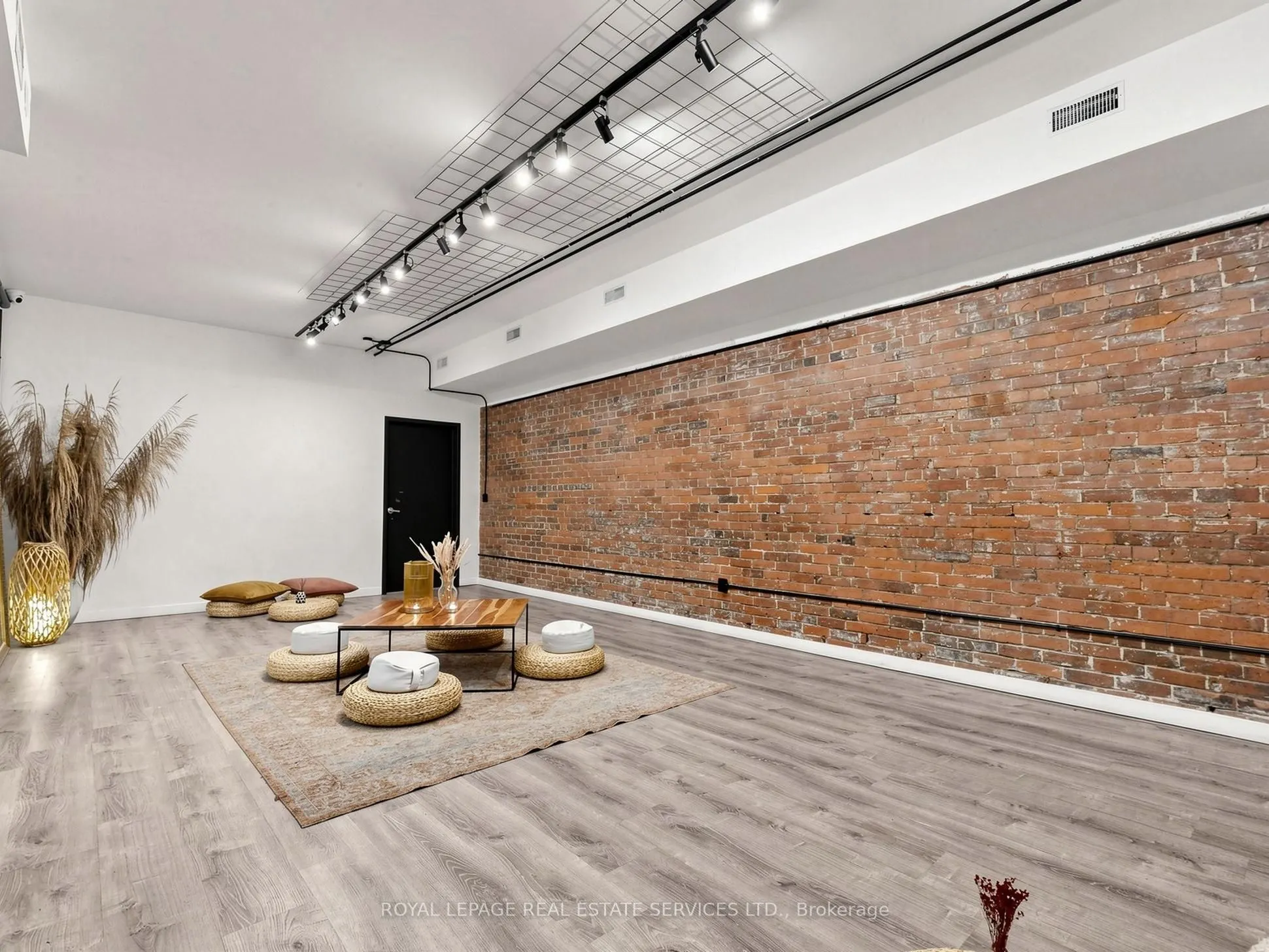 2233 Dundas Street W