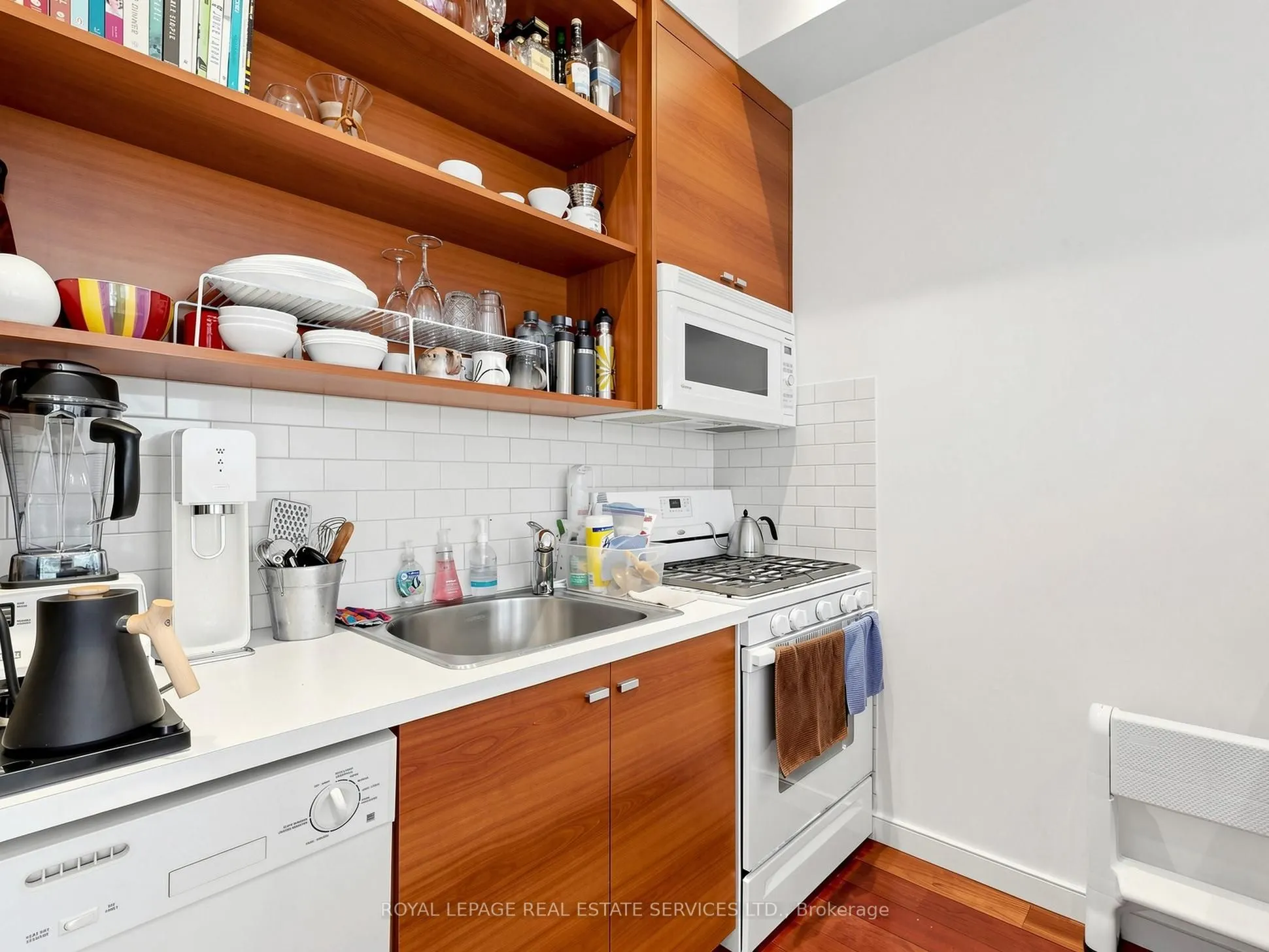 2233 Dundas Street W