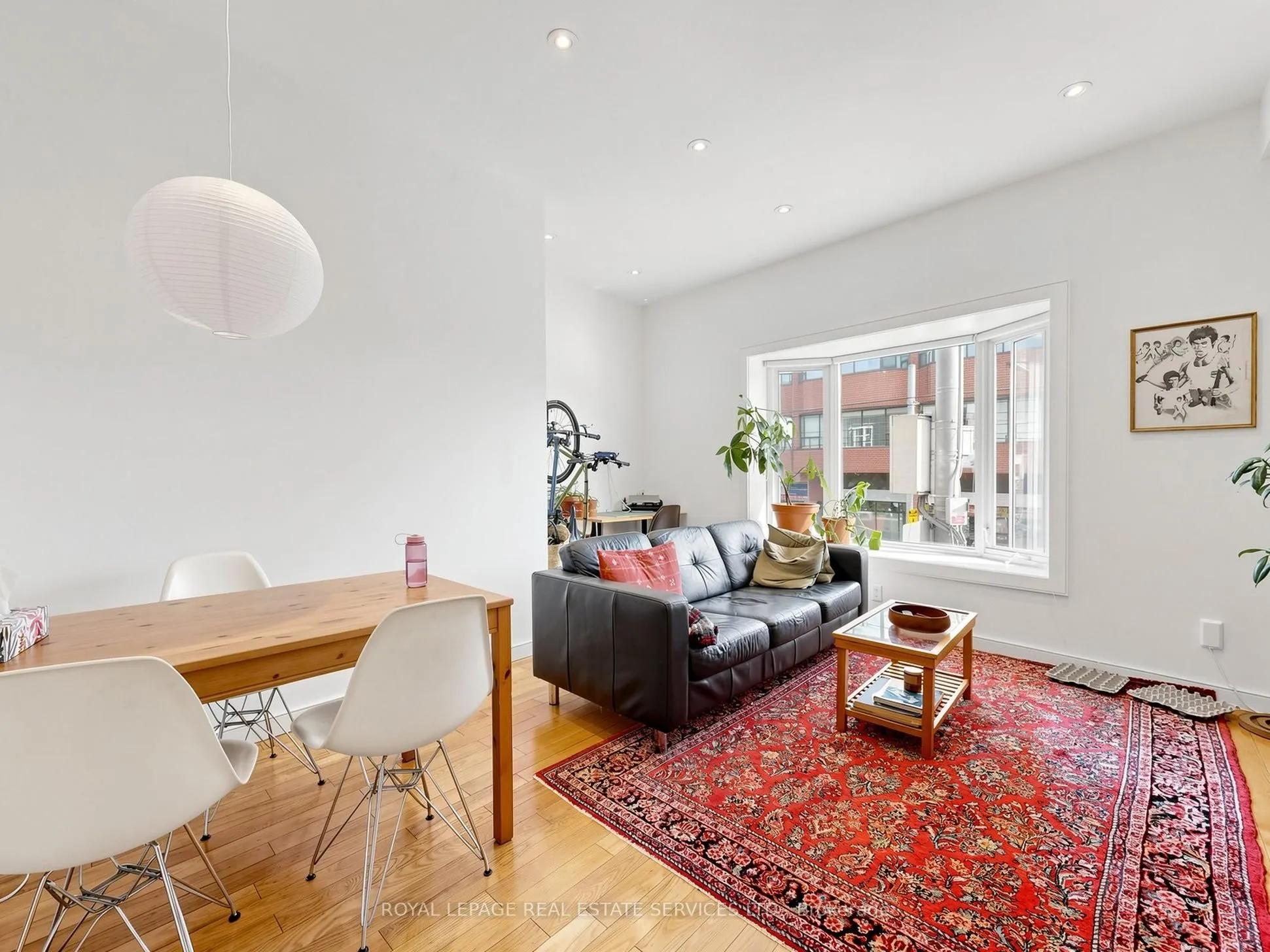 2233 Dundas Street W