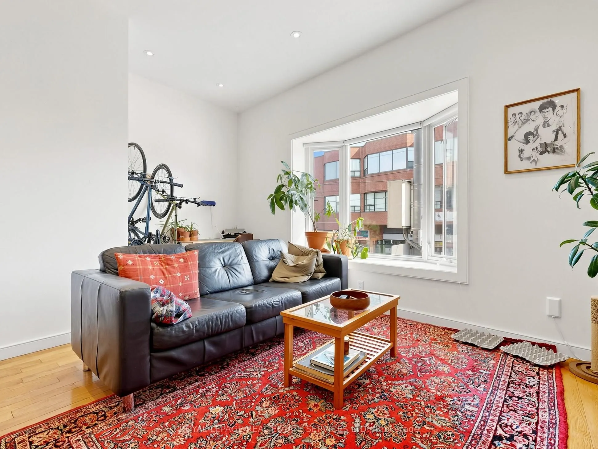 2233 Dundas Street W
