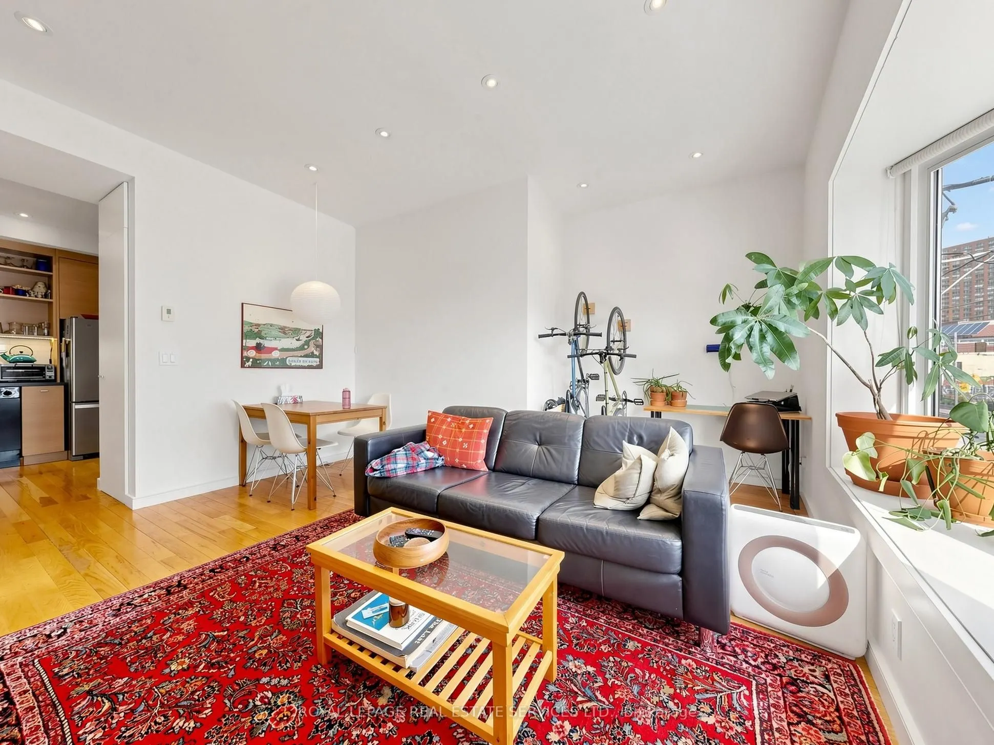 2233 Dundas Street W