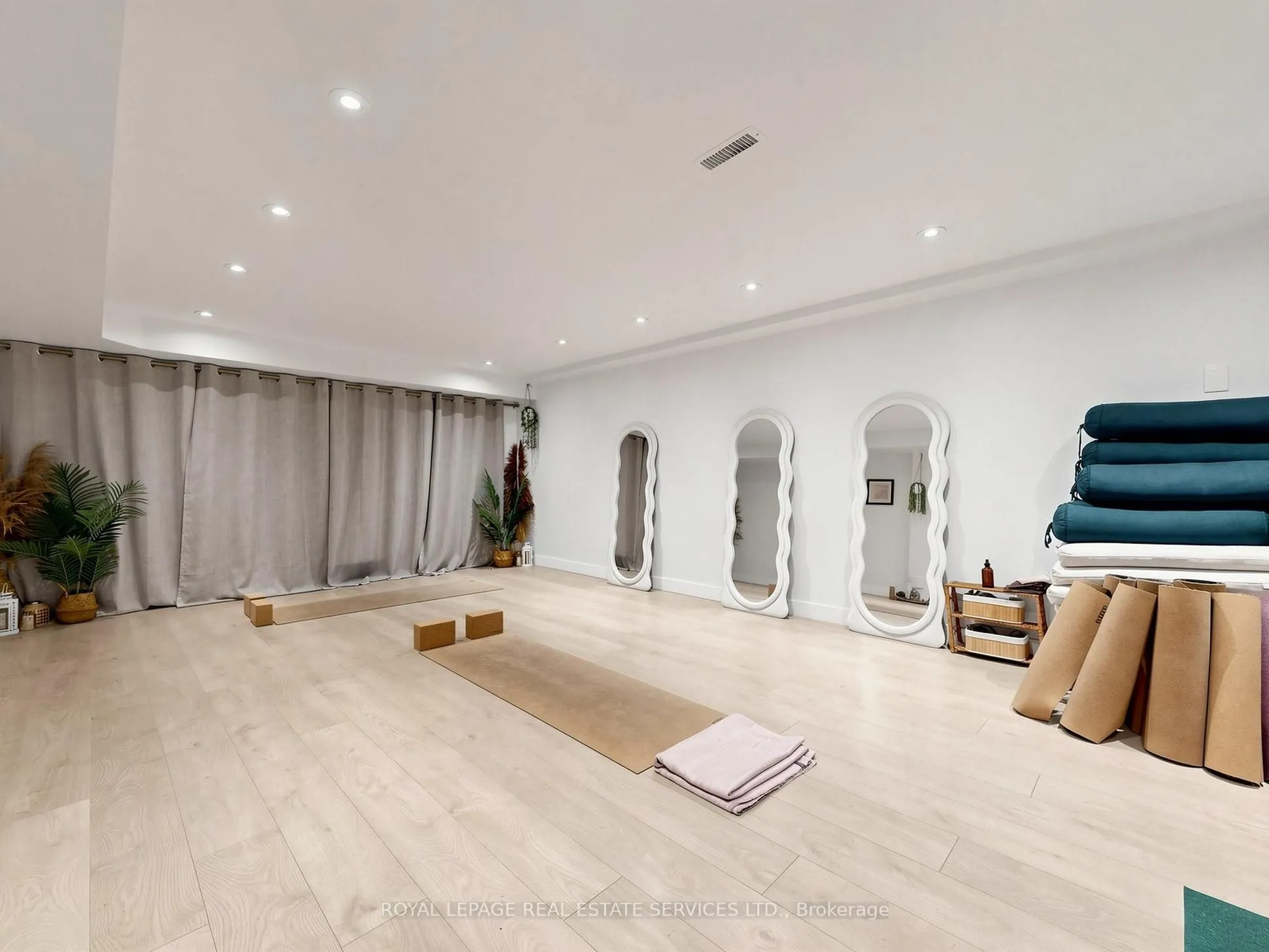2233 Dundas Street W