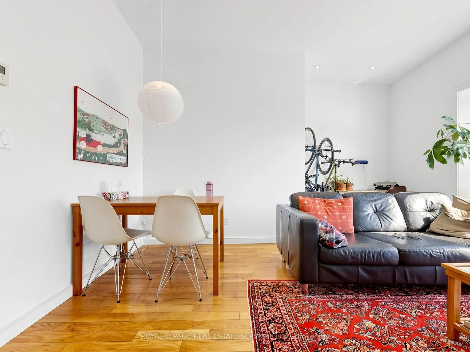 2233 Dundas Street W