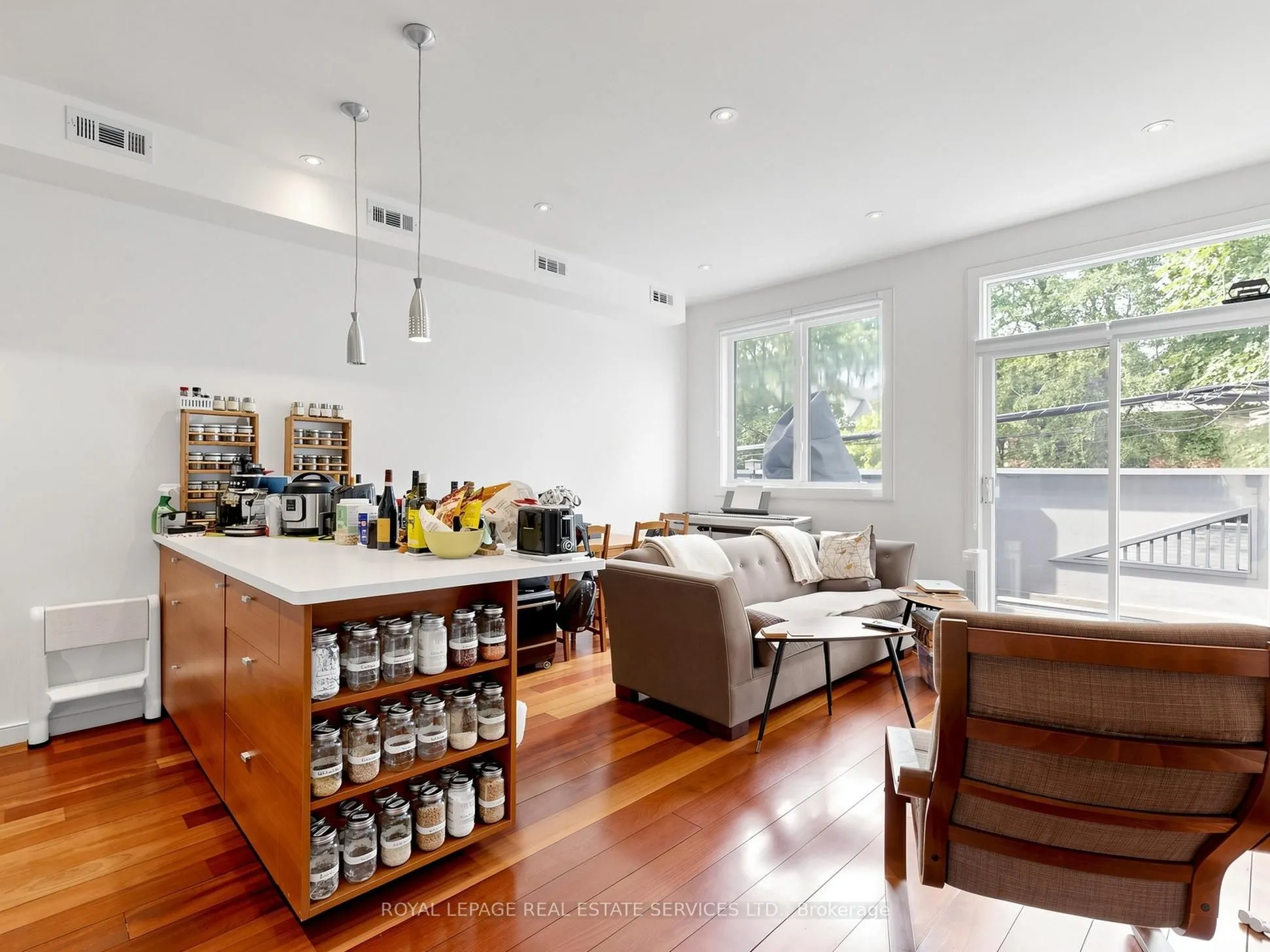 2233 Dundas Street W