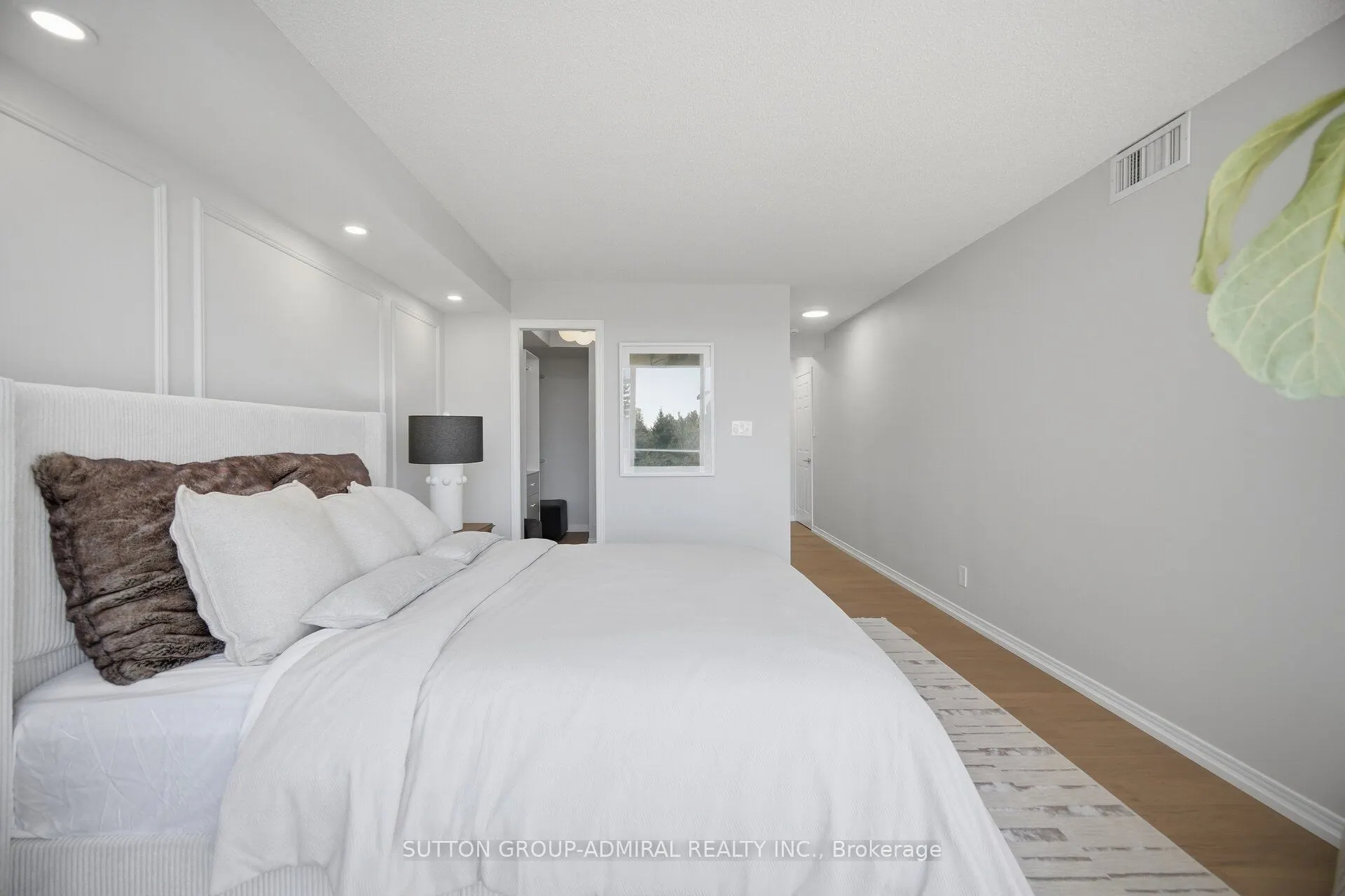 1 Aberfoyle Crescent #411