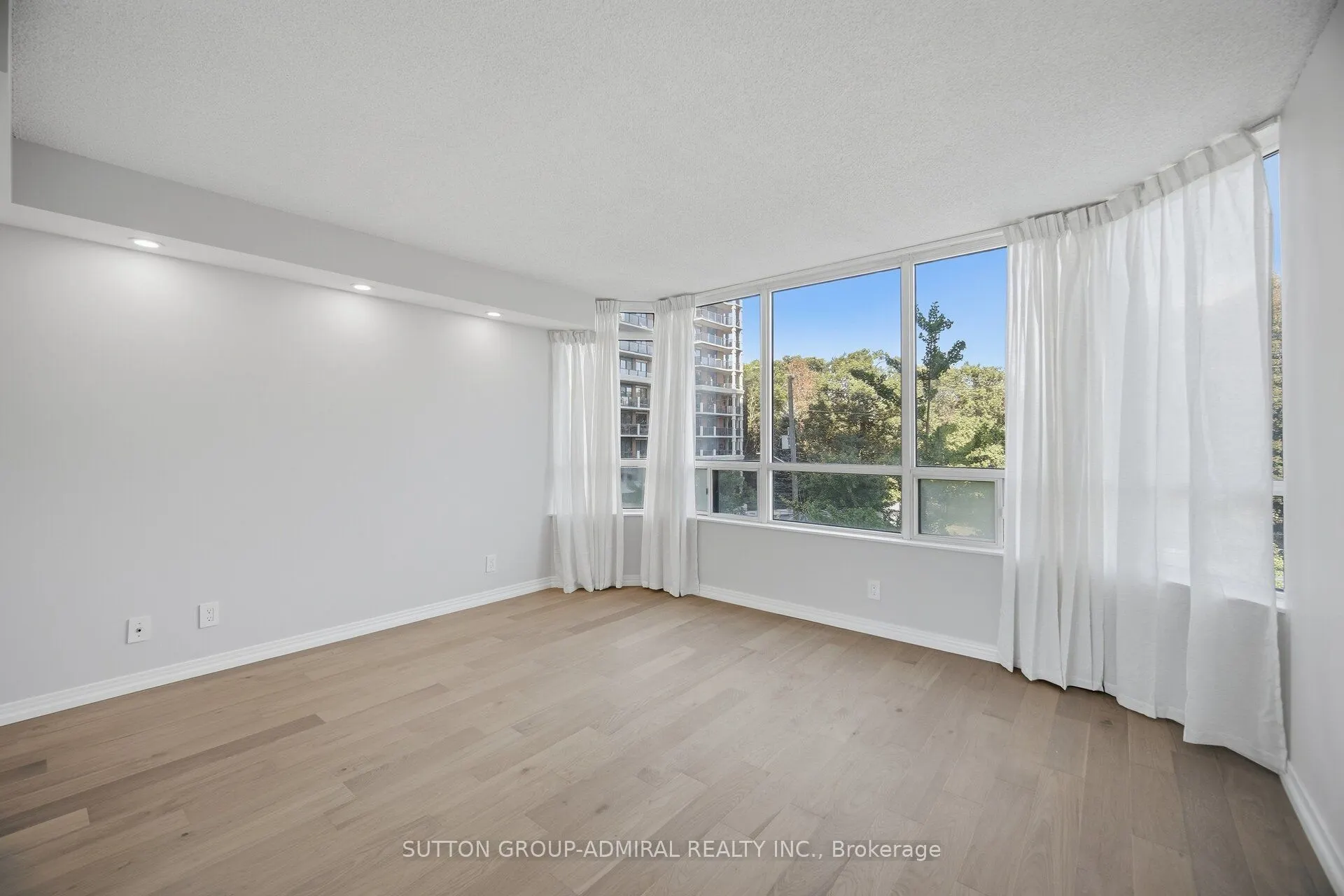 1 Aberfoyle Crescent #411