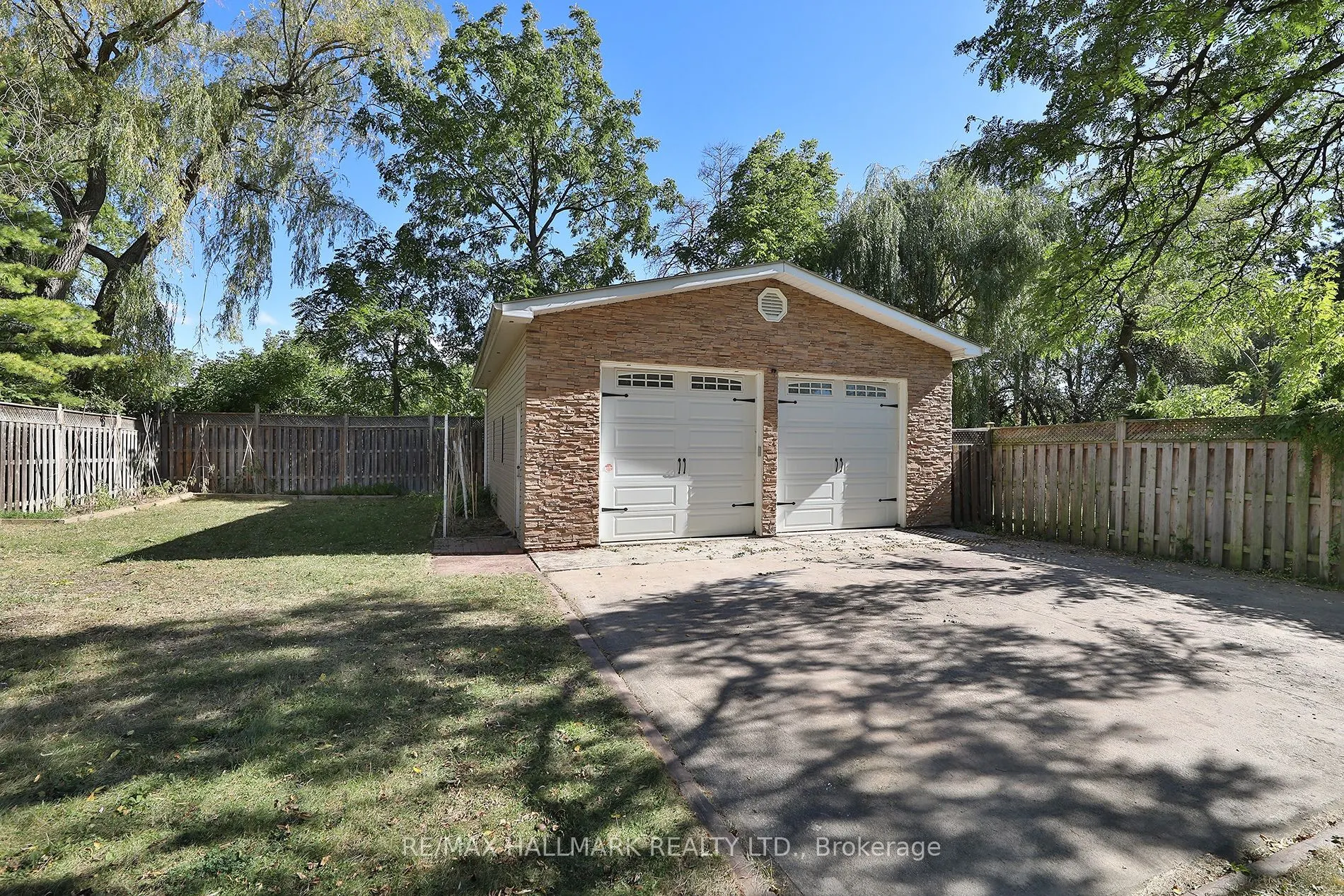 11 Brookside Drive