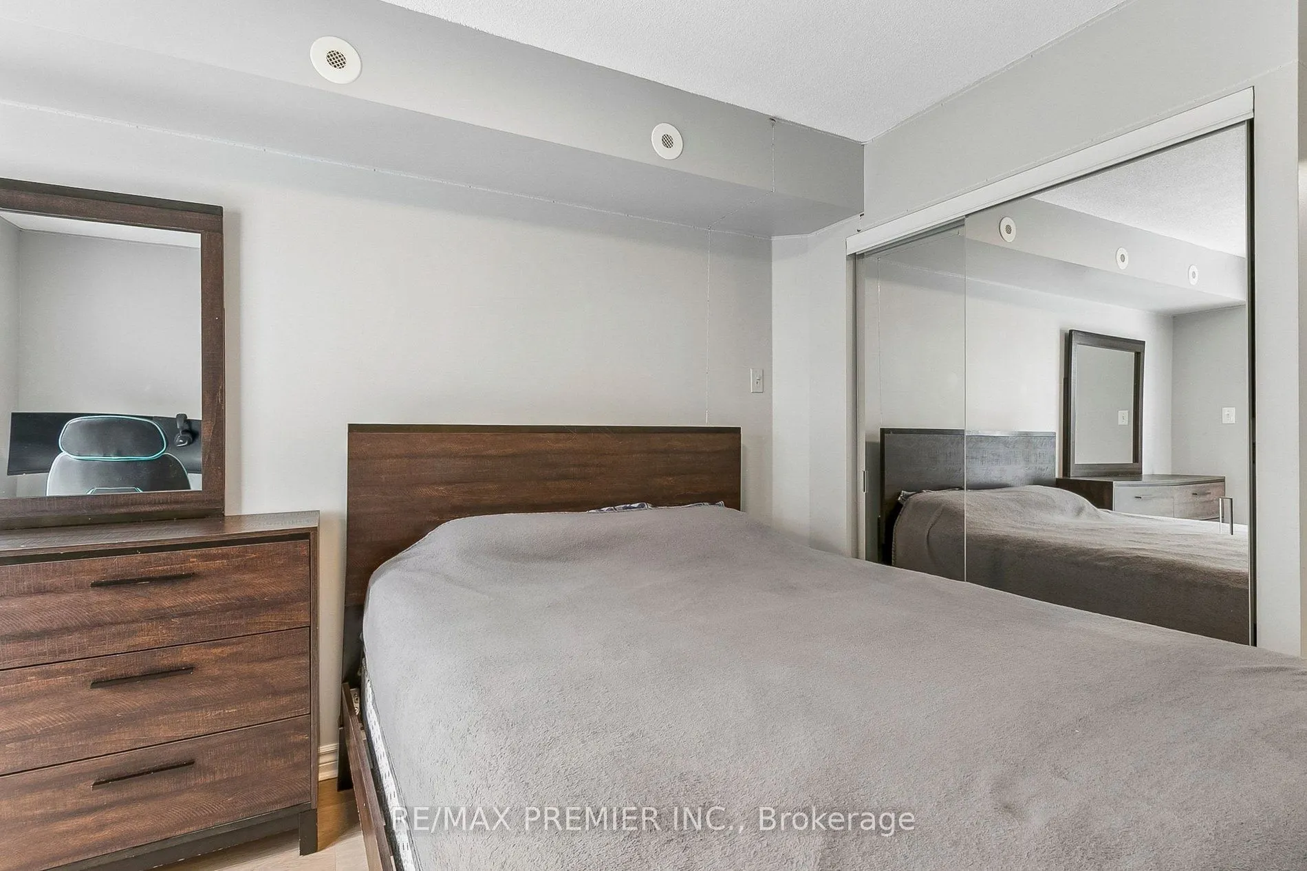 105 George Appleton Way #2152