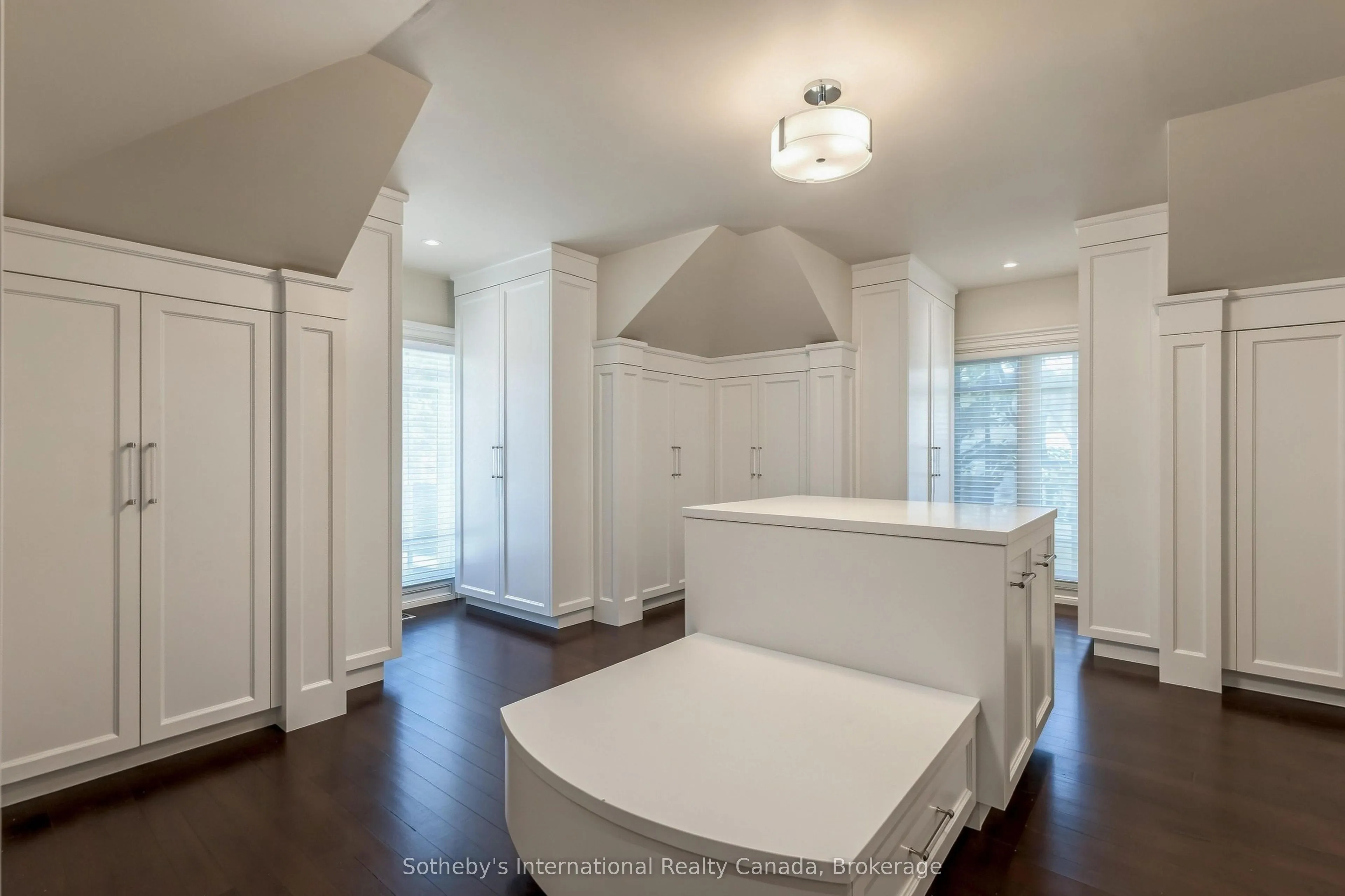 1073 Lakeshore Road E