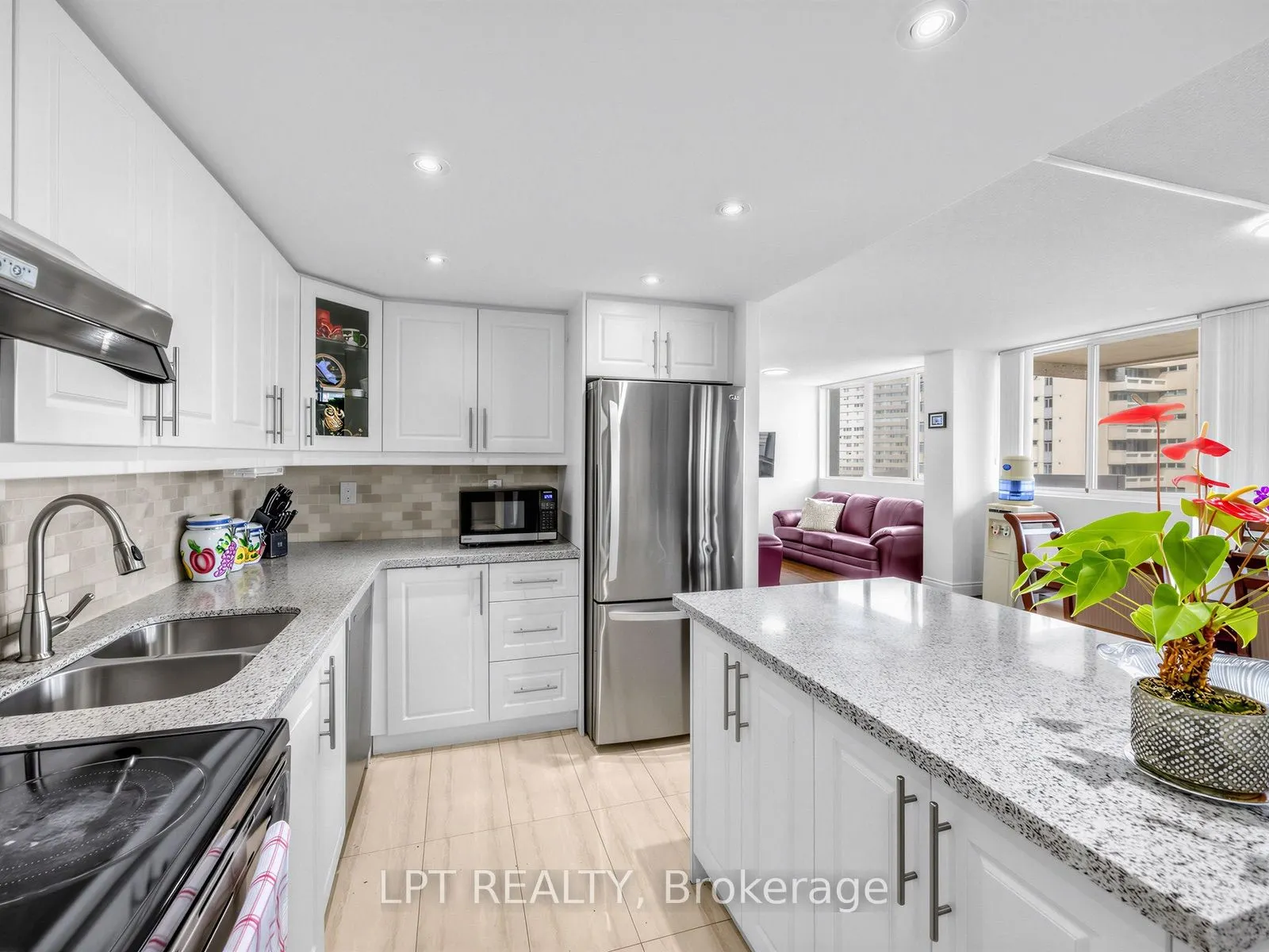 3590 Kaneff Crescent #1112