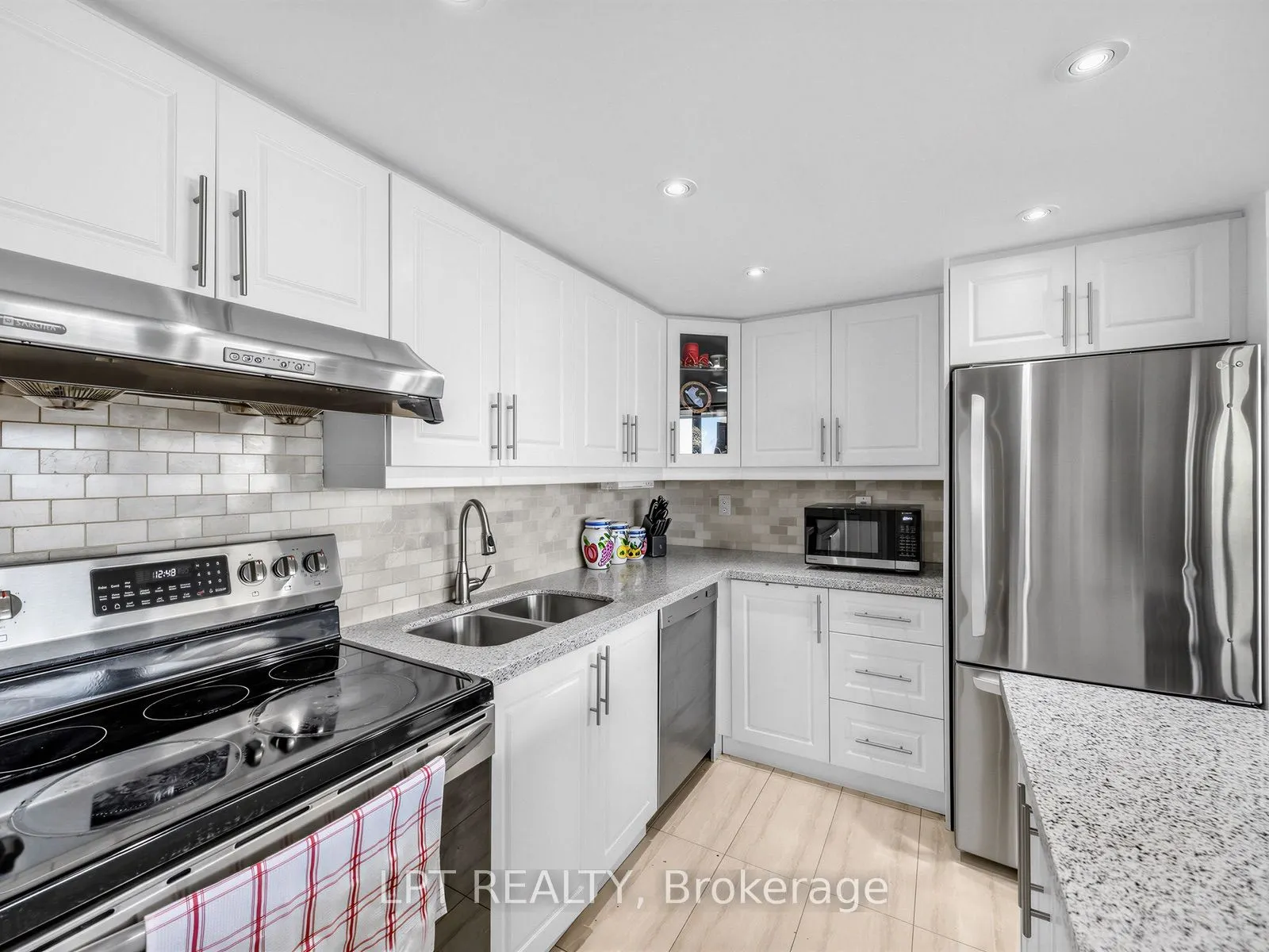3590 Kaneff Crescent #1112