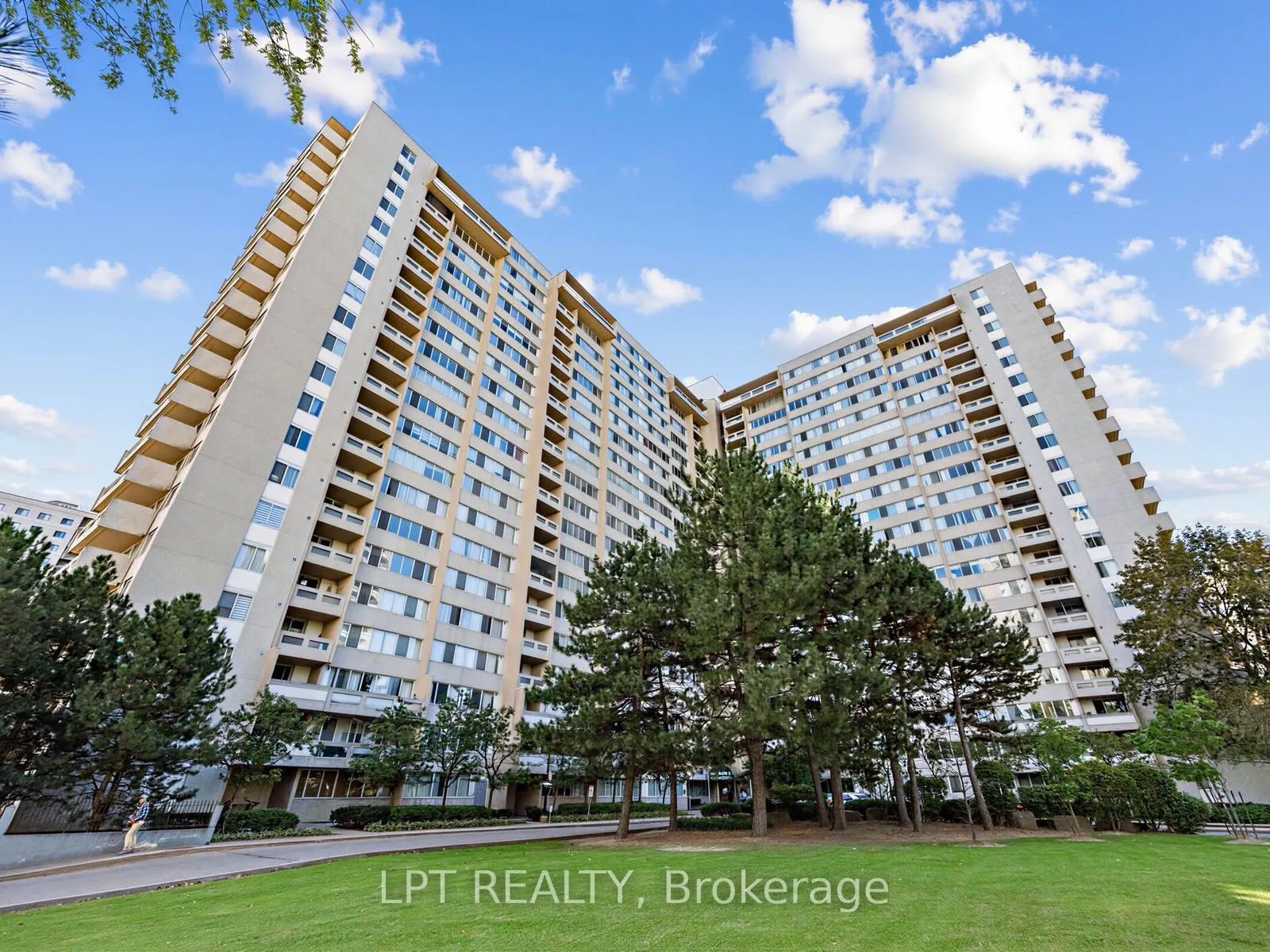 3590 Kaneff Crescent #1112