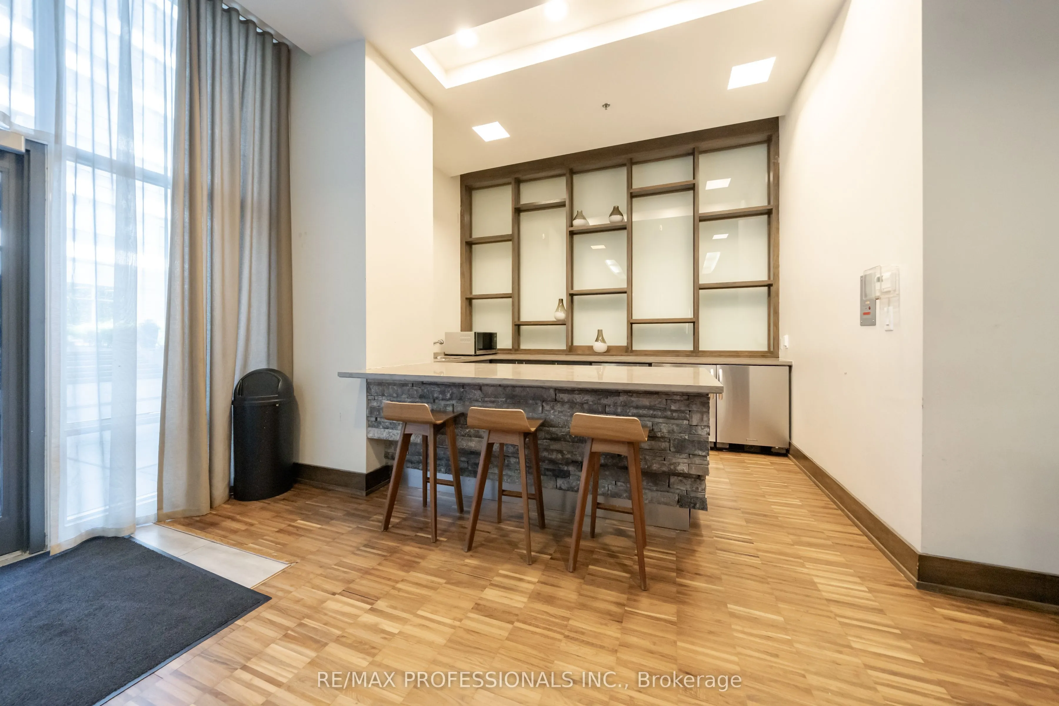1 Hurontario Street #413