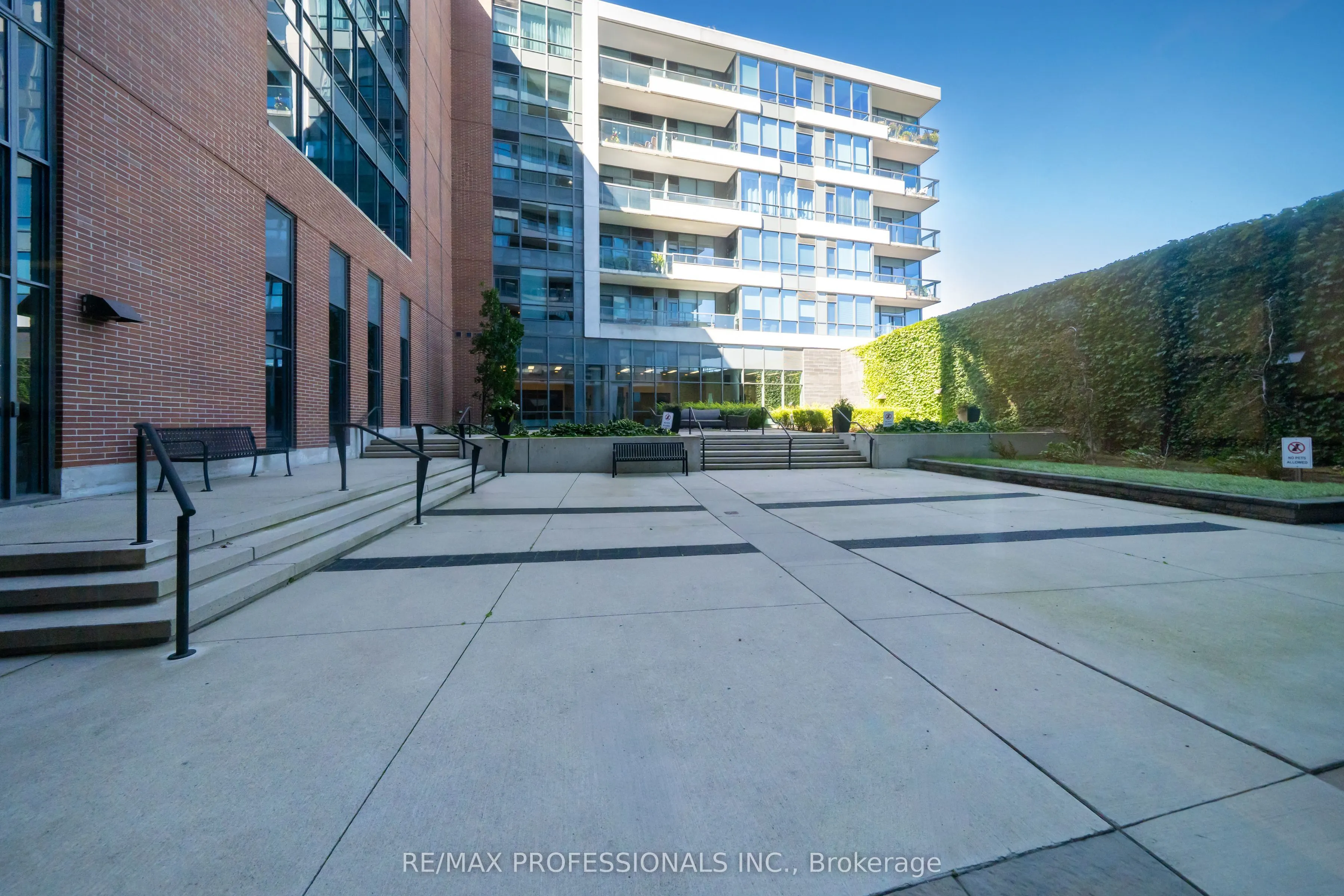 1 Hurontario Street #413