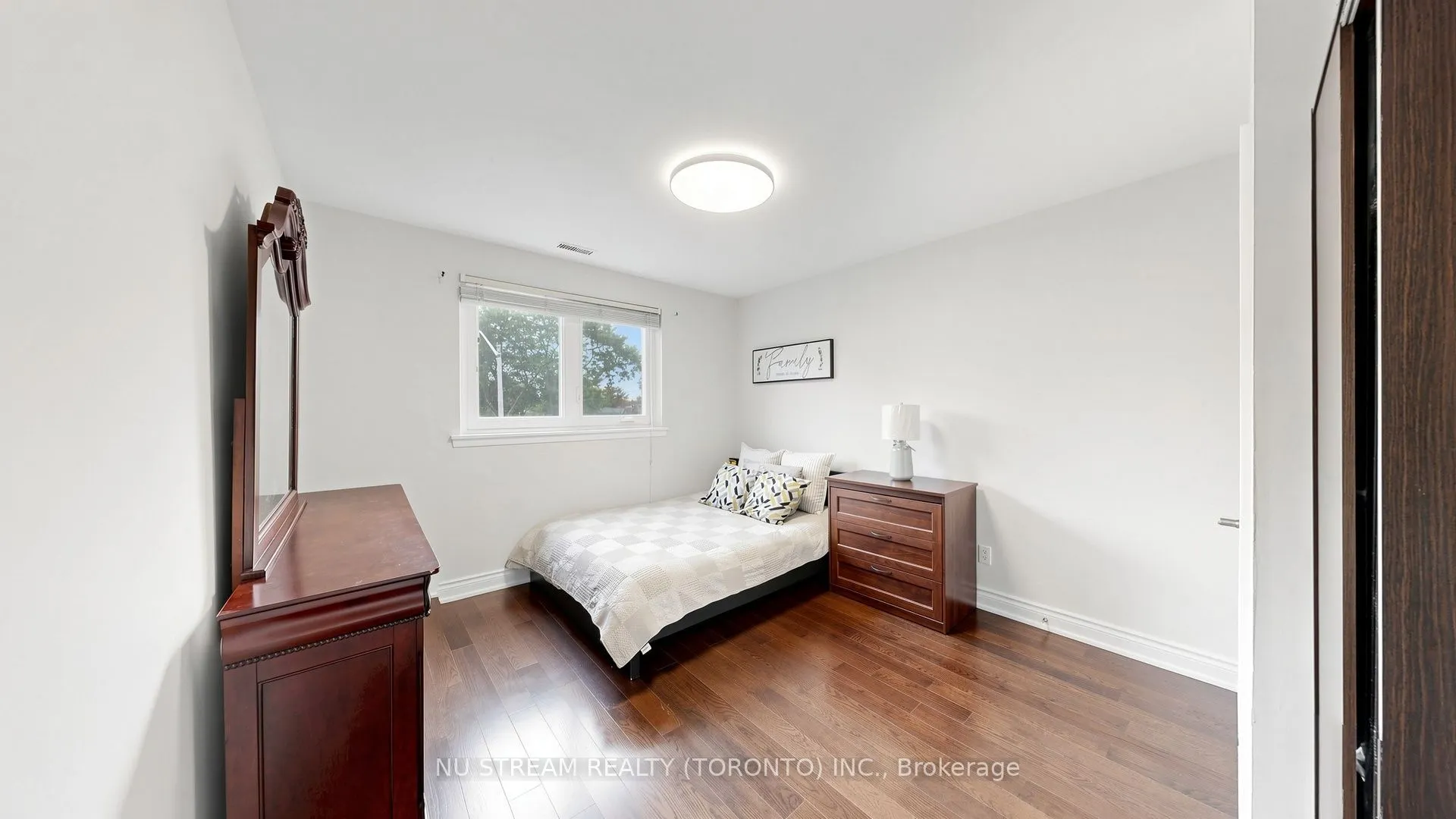 3163 Ibbetson Crescent
