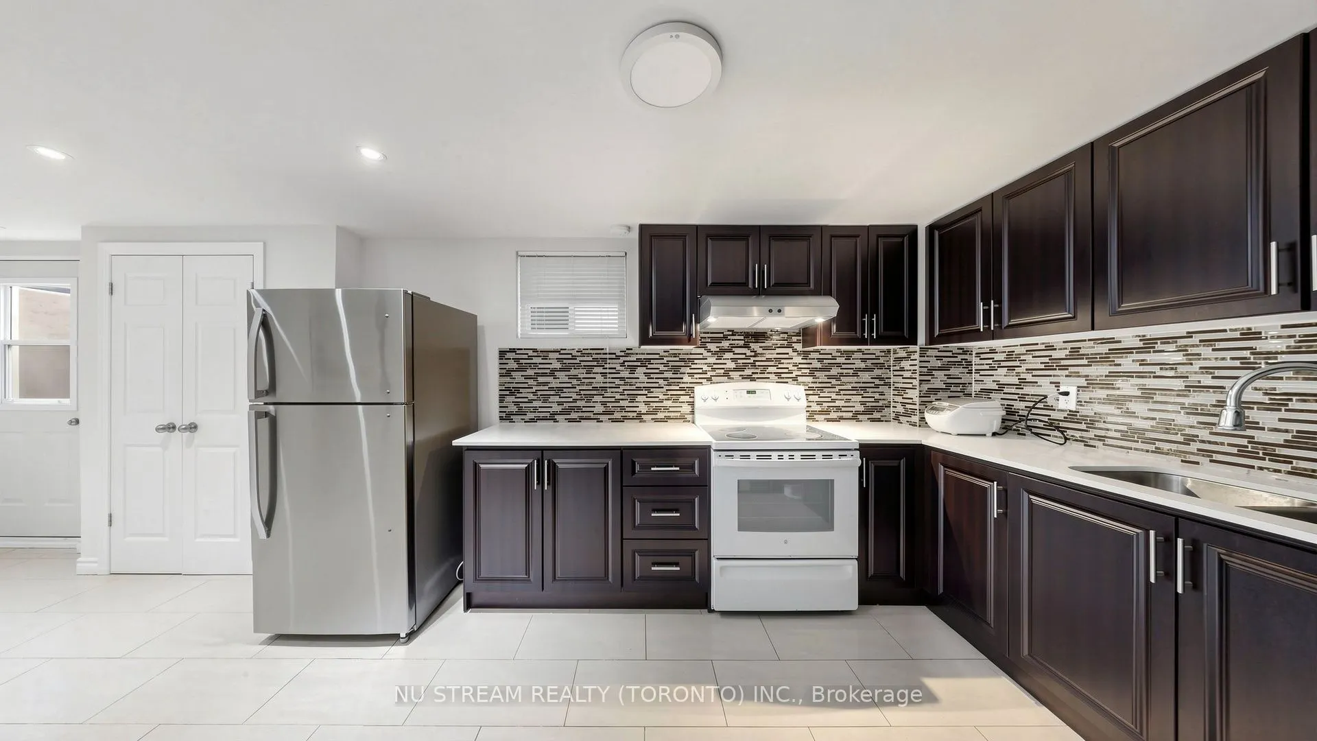 3163 Ibbetson Crescent