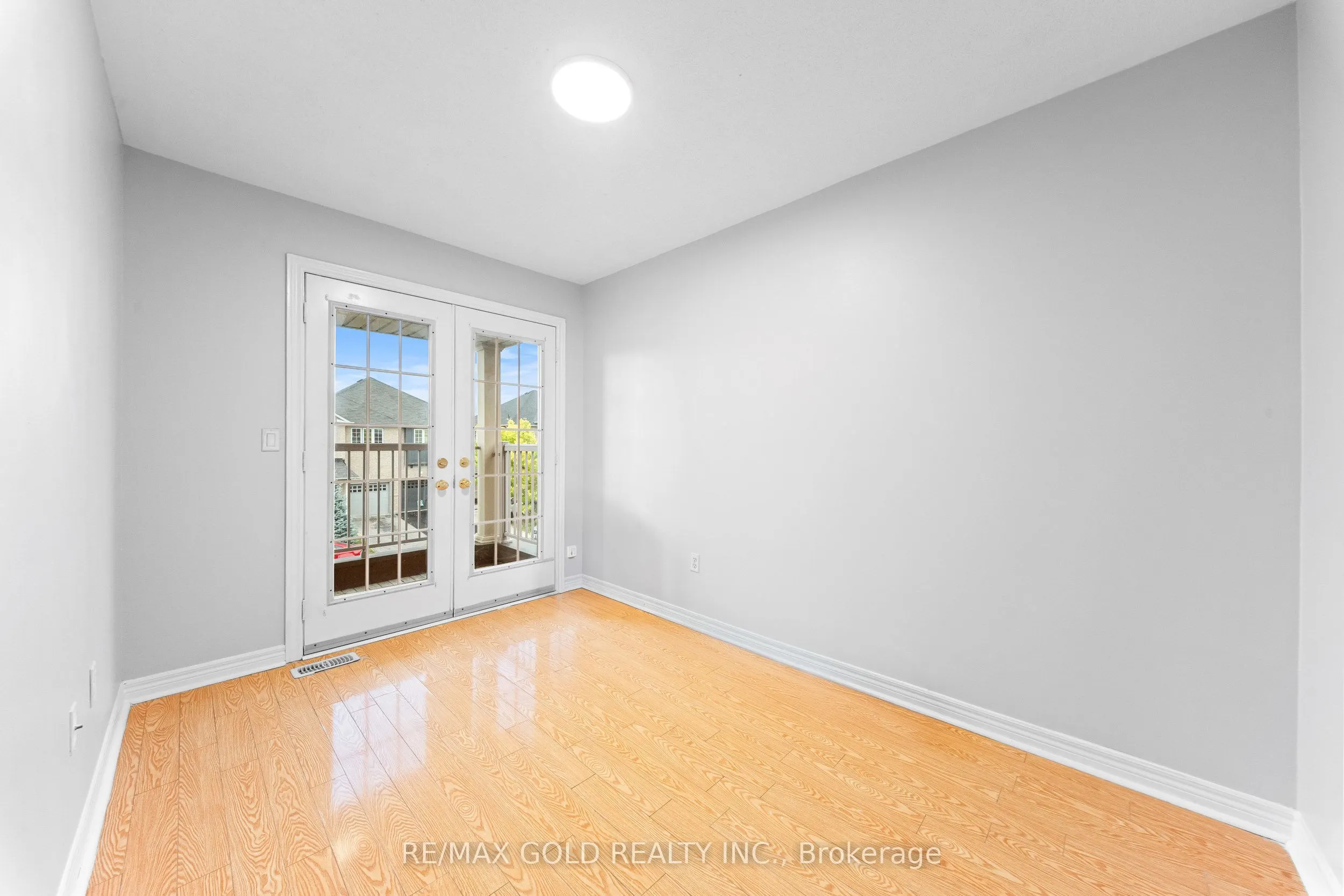 70 Crystalview Crescent