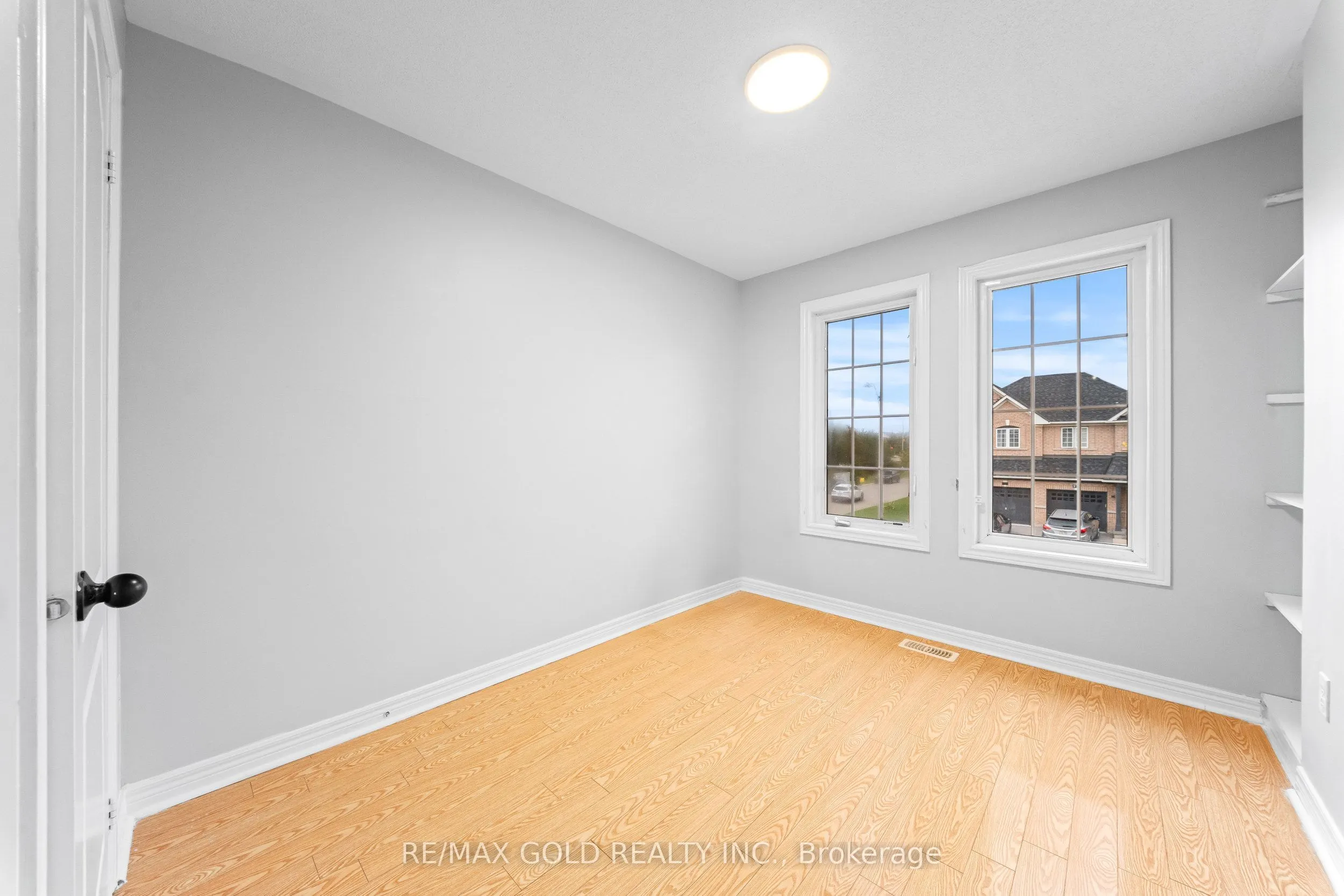 70 Crystalview Crescent