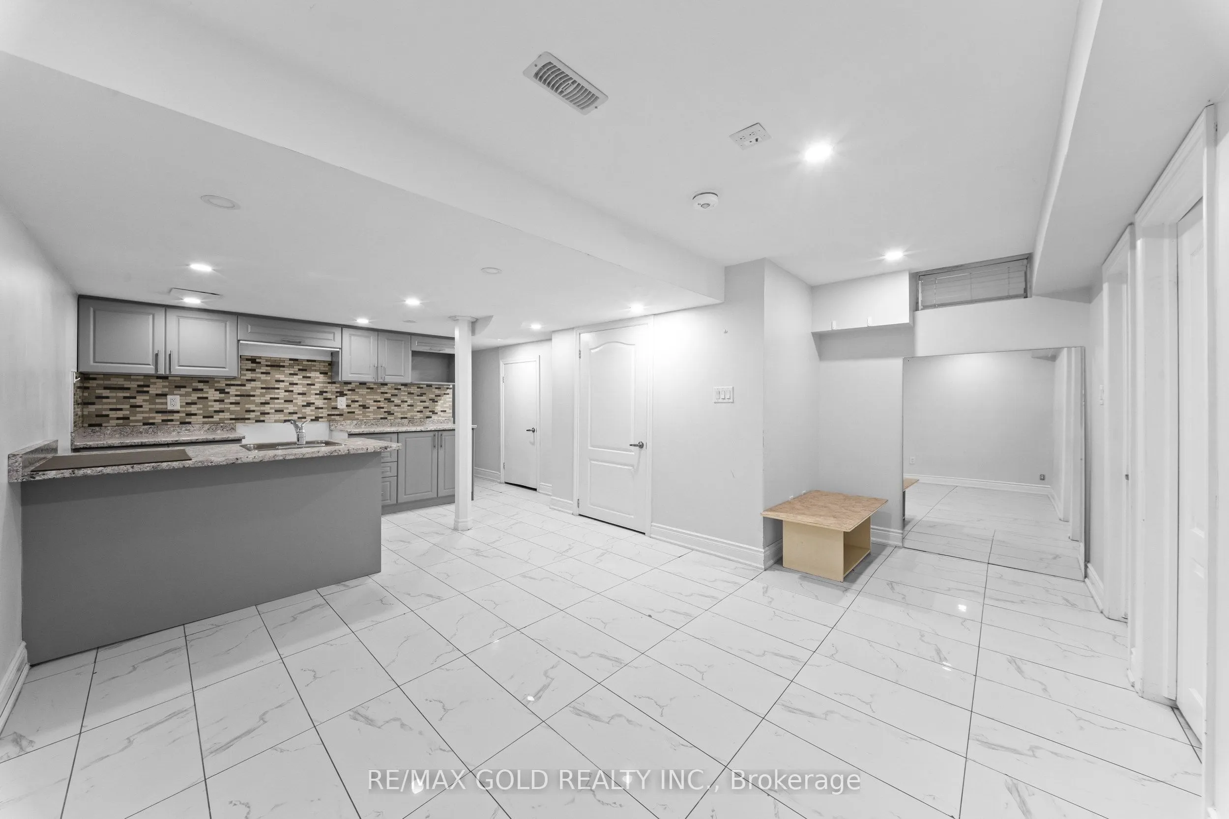 70 Crystalview Crescent