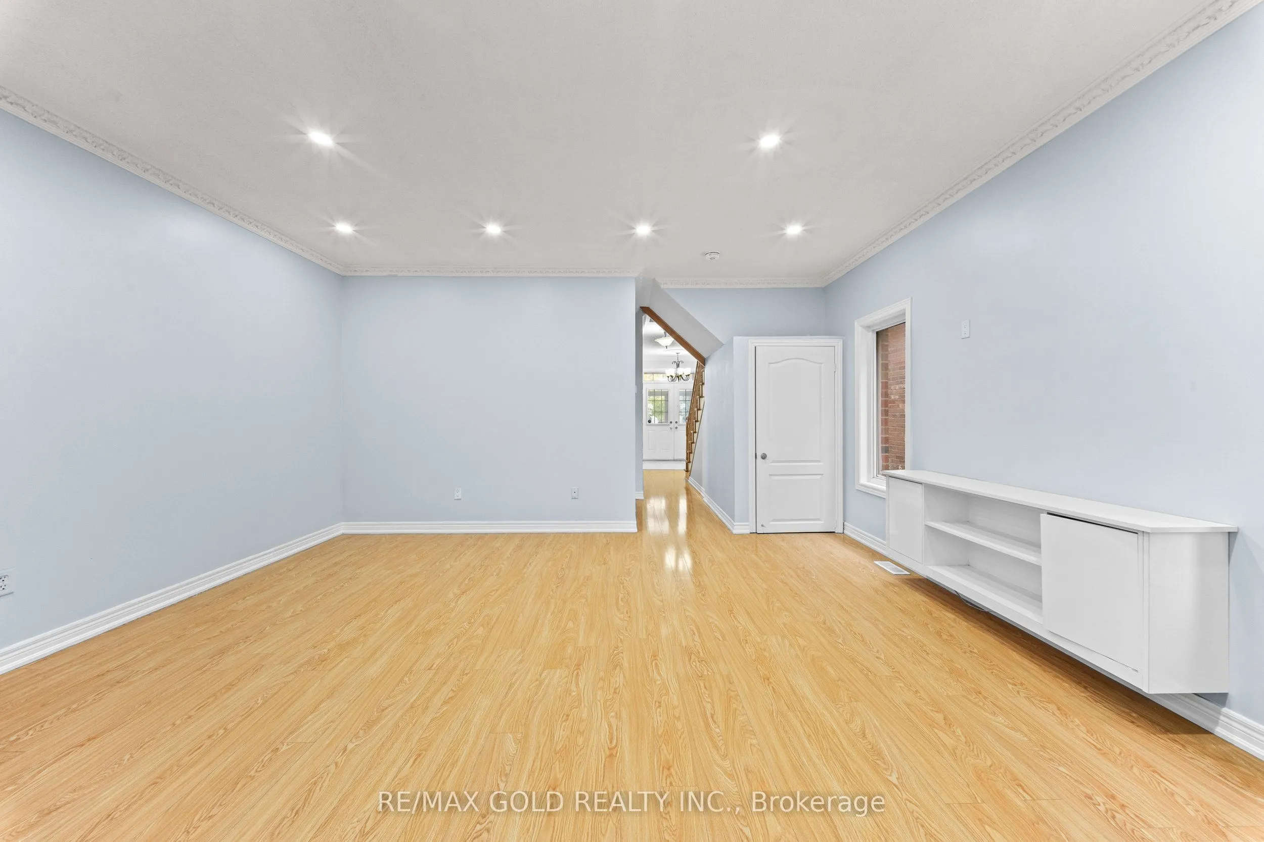 70 Crystalview Crescent